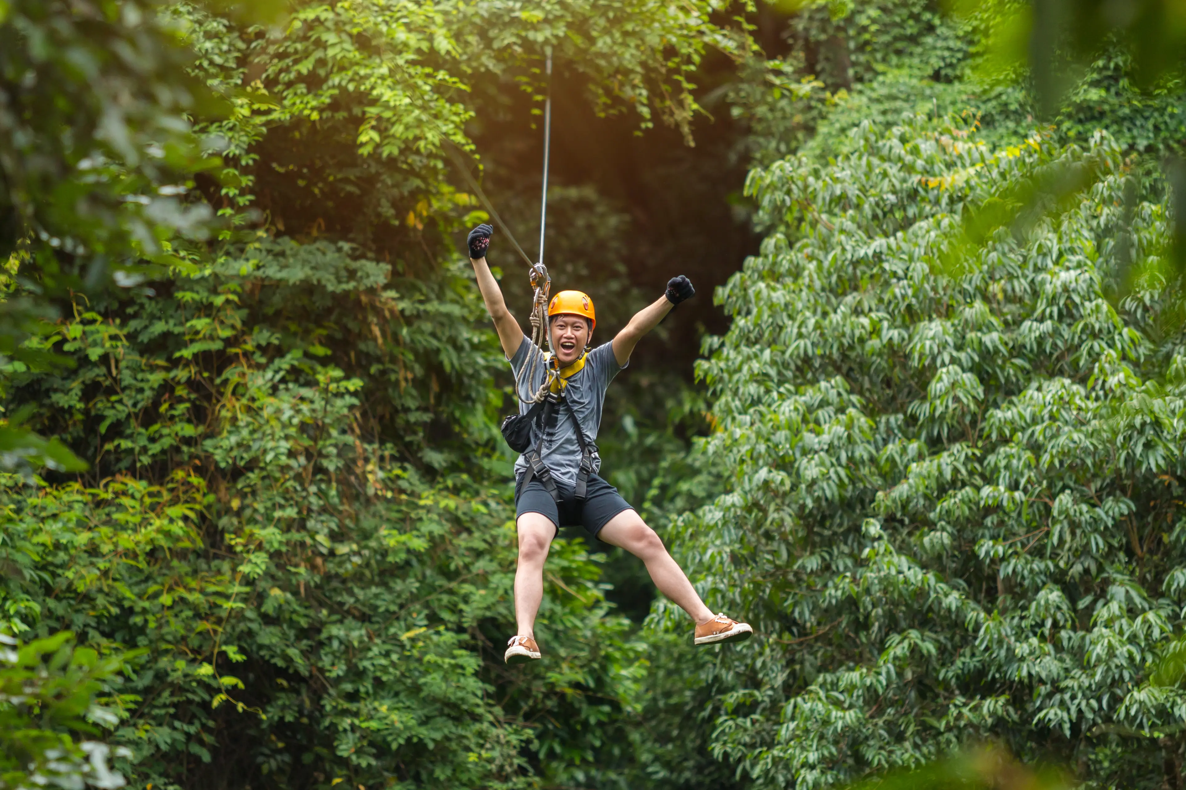 Ziplining Ein Mann auf Zip-Line