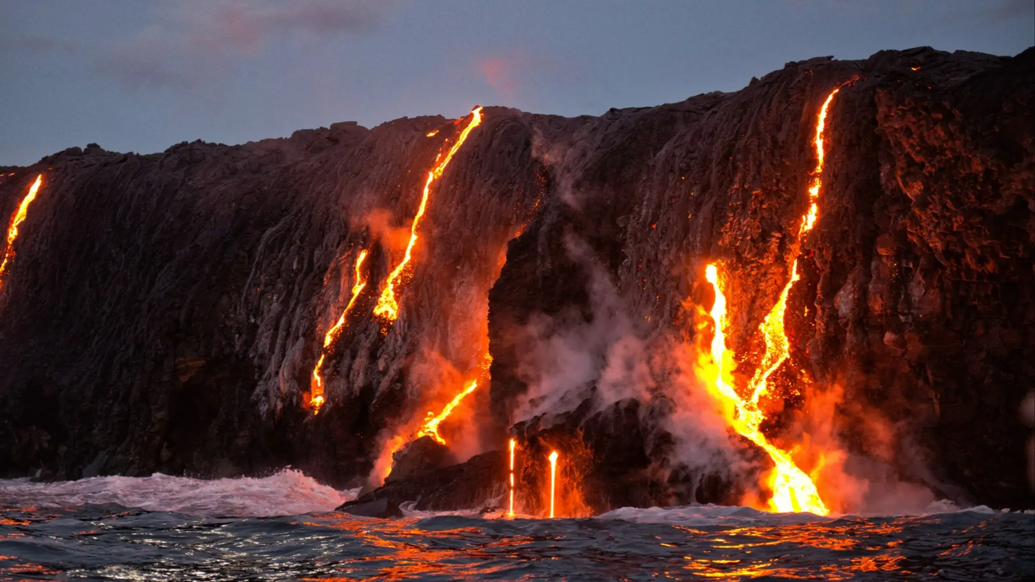 USA Hawaï Parc national des volcans d'Hawaï La lave du volcan Kilauea s'infiltre dans la mer, Big Island, Hawaii, États-Unis