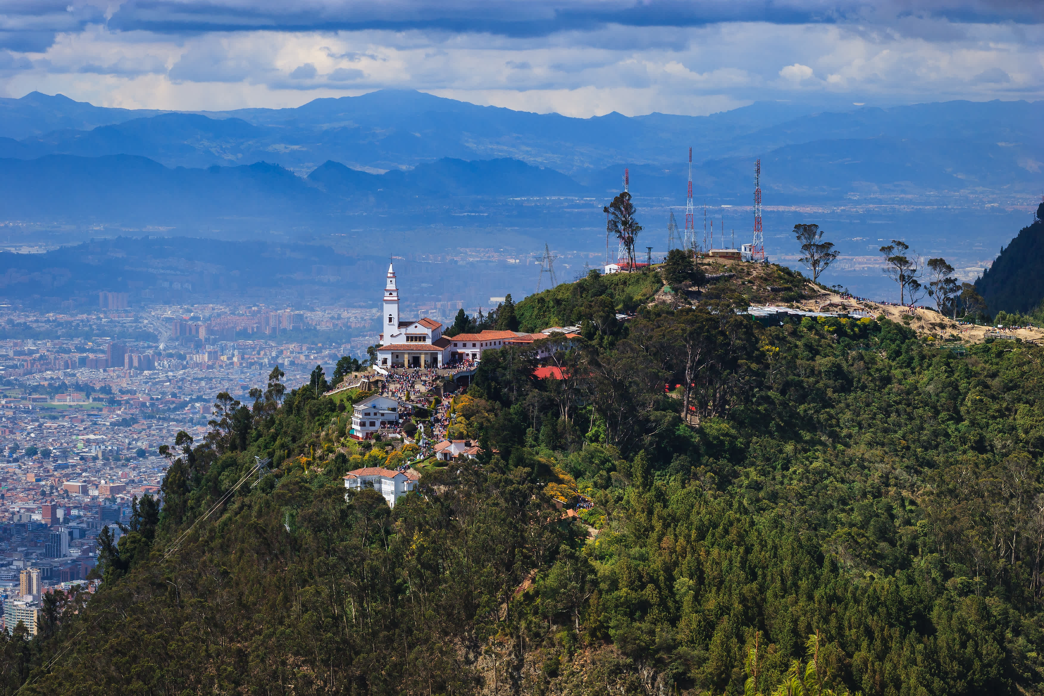 Aussicht über die Stadt Bogota und auf die Kirche Monserrate in Kolumbien