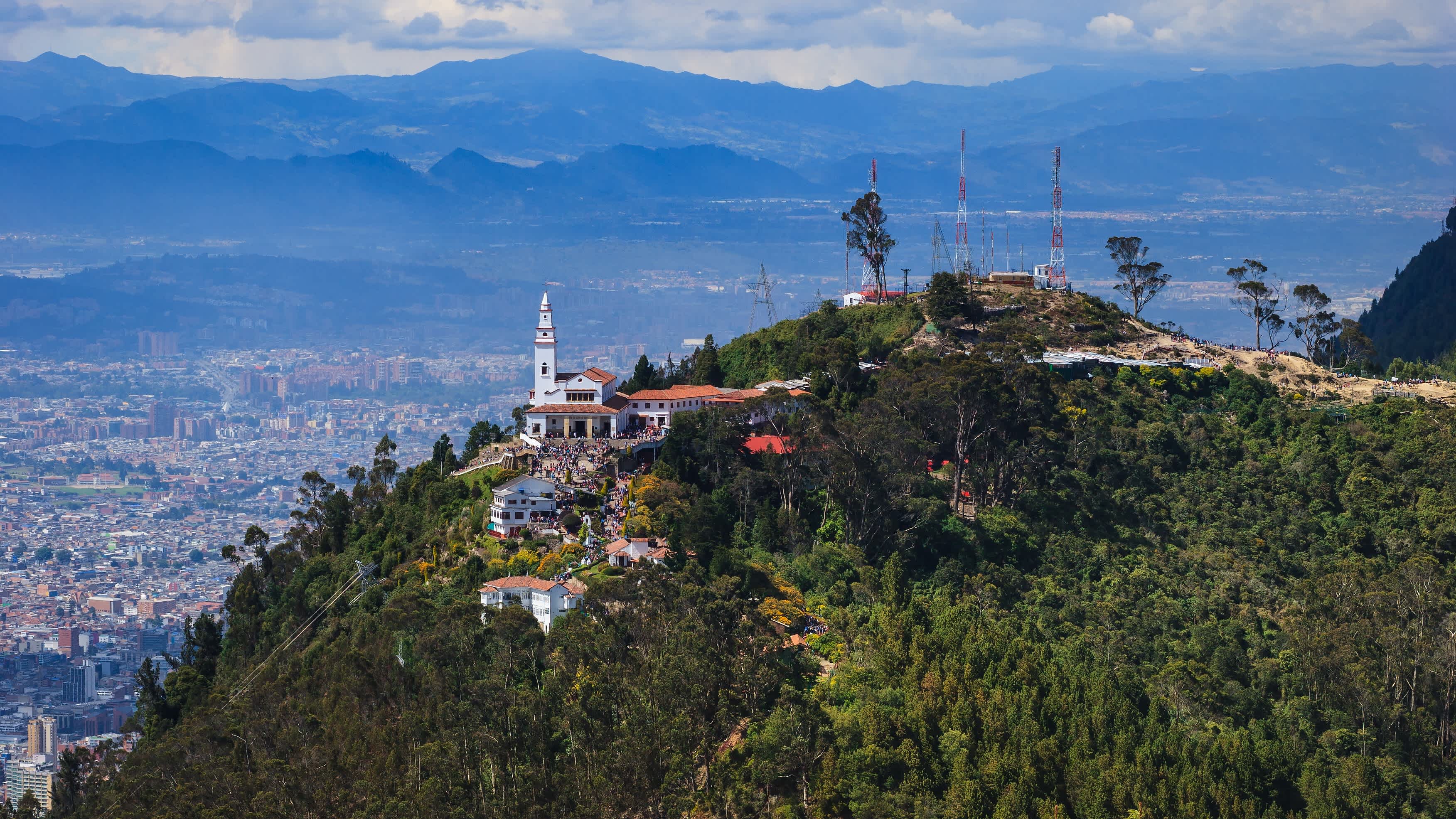 Aussicht über die Stadt Bogota und auf die Kirche Monserrate in Kolumbien