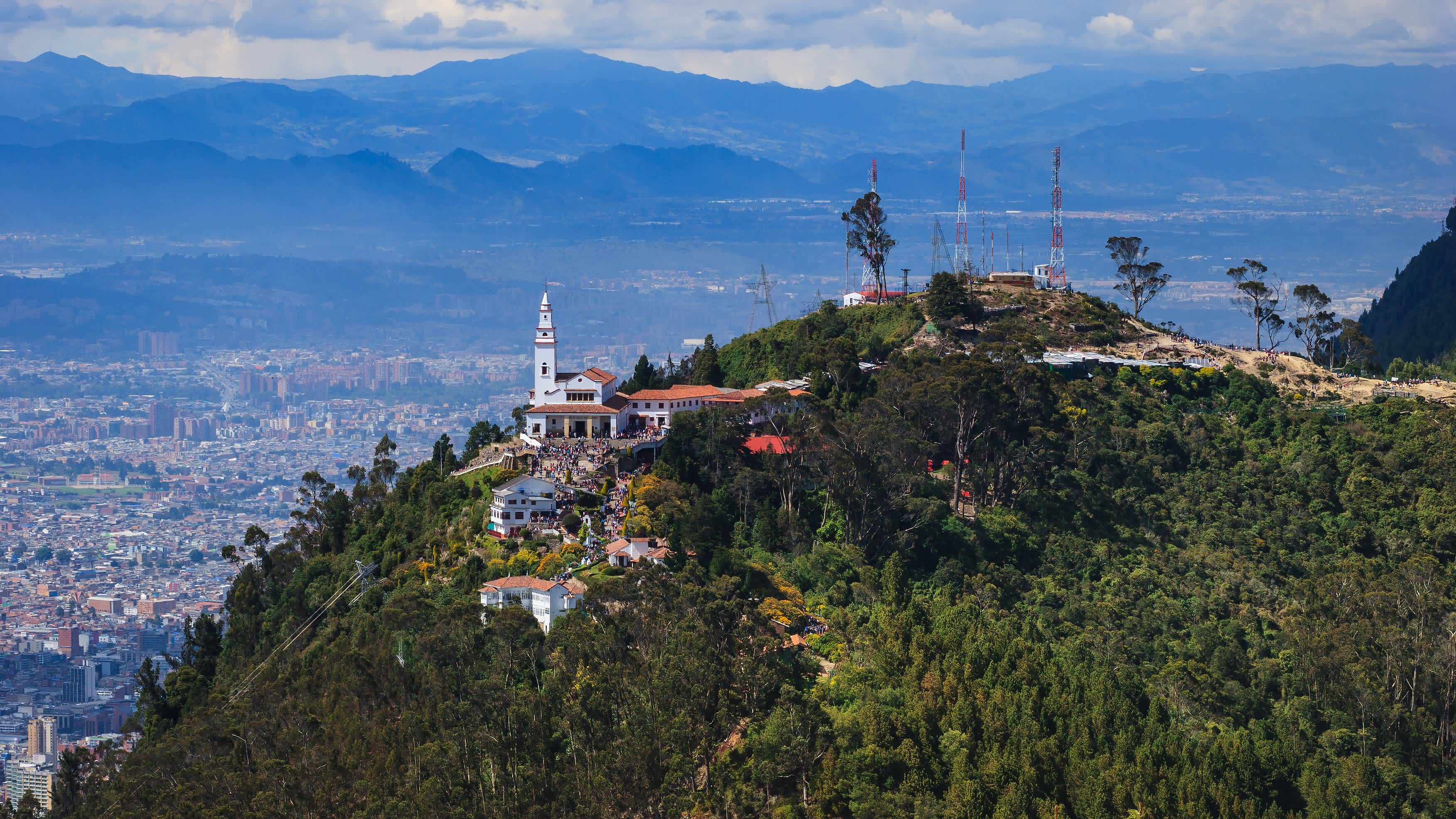 Vue sur la ville de Bogota et sur l'église de Monserrate en Colombie