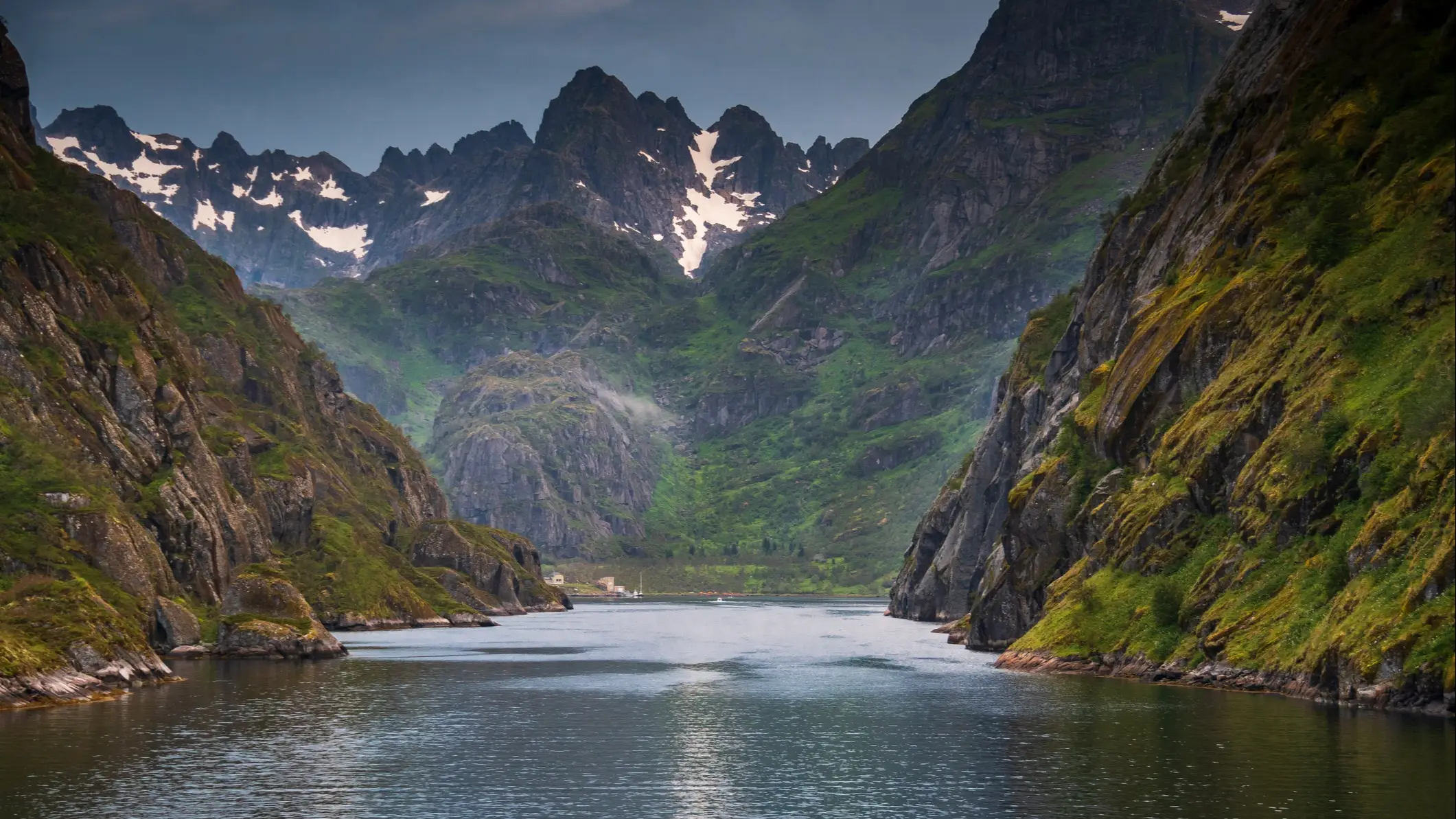 Le Trollfjord sur la côte norvégienne vu depuis un bateau de croisière.