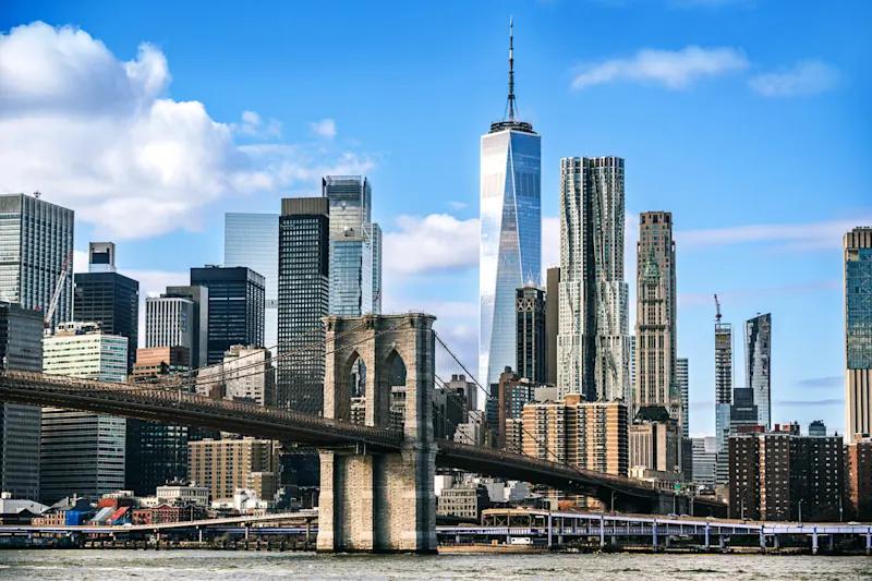 Le pont de Brooklyn, emblématique, et la silhouette de Manhattan à New York