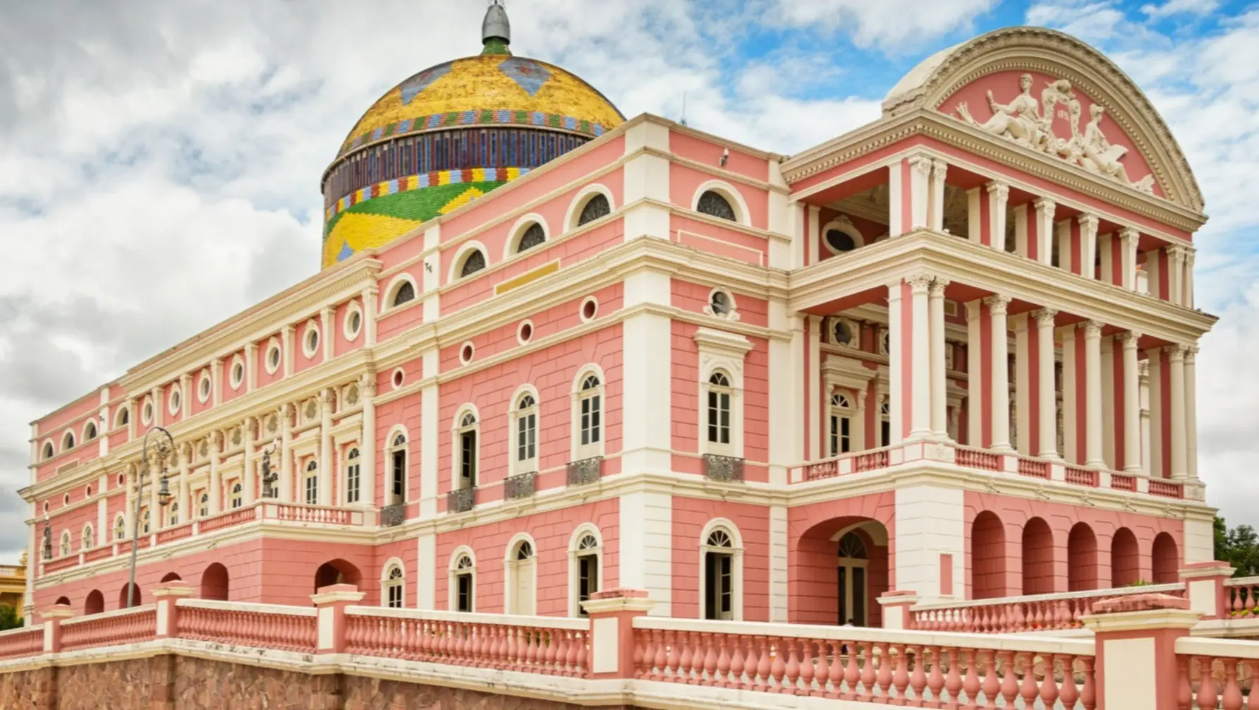 Brésil Teatro Amazonas Théâtre Amazonas (Teatro Amazonas), un opéra situé à Manaus, au cœur de la forêt amazonienne au Brésil, dans l'État d'Amazonas.