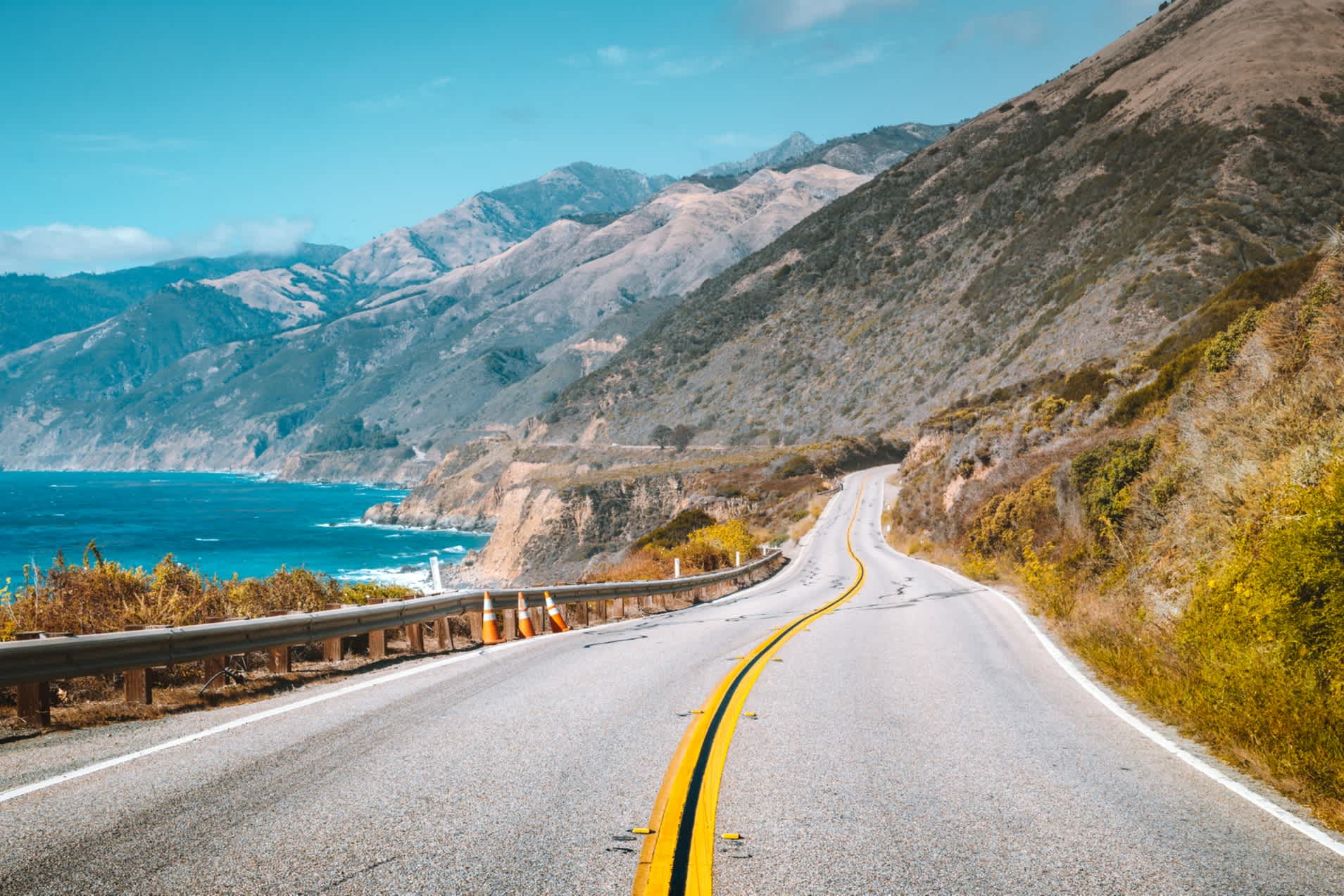 Der berühmte Highway 1 mit der zerklüfteten Küstenlinie von Big Sur in Kalifornien, USA.