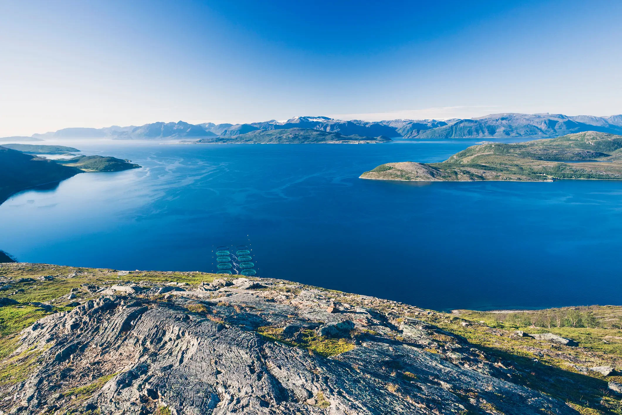 Norwegen, Altafjord Lachsfarmen im Fjord, in der Nähe von Alta, Norwegen.