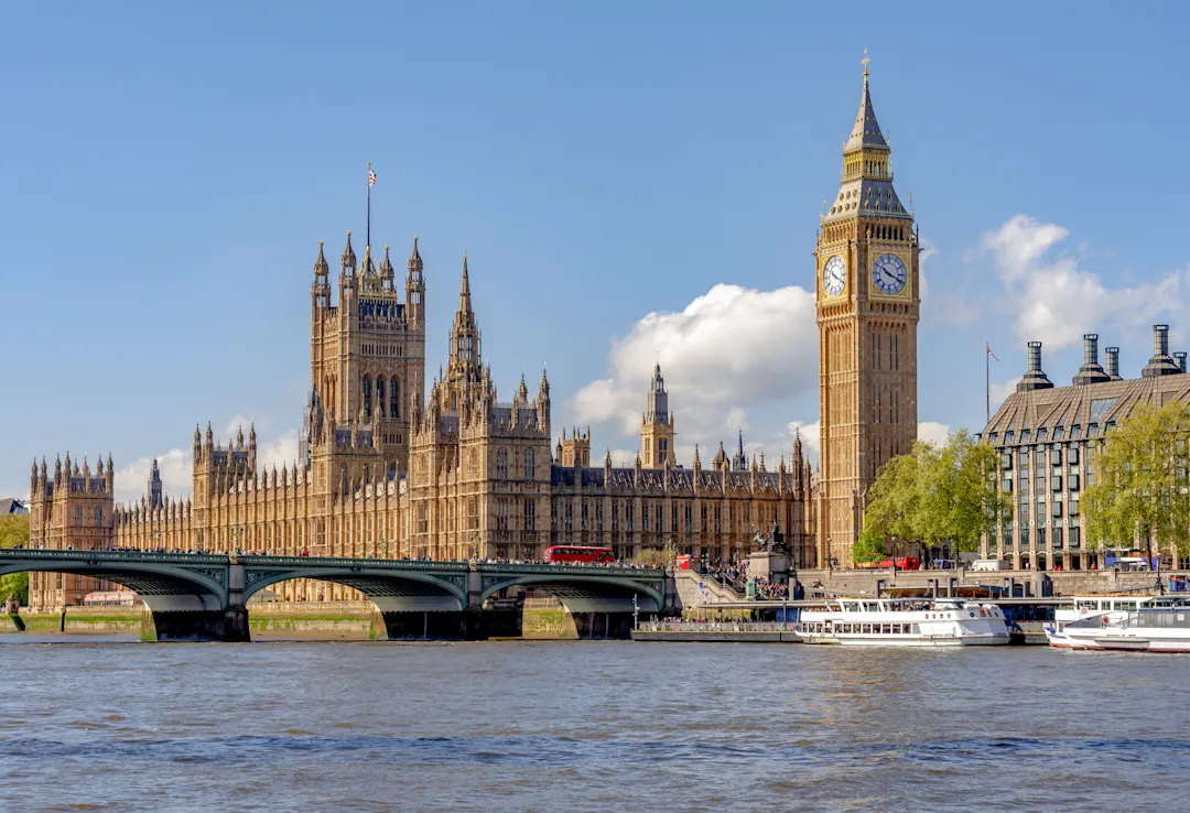 Historische Architektur des Palace of Westminster mit Big Ben und Themse. London, England.