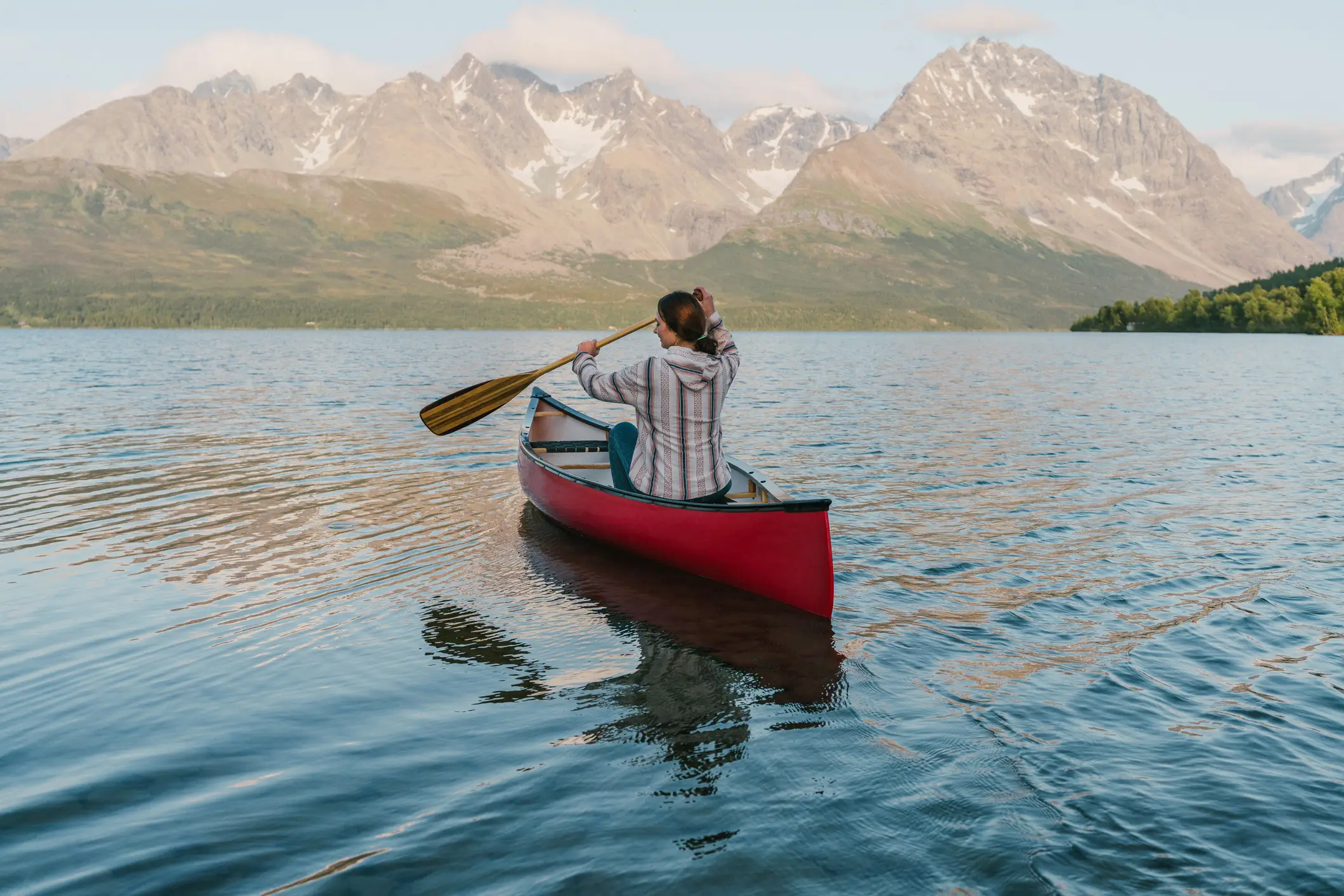 Femme faisant du canoë sur un fjord en Norvège.