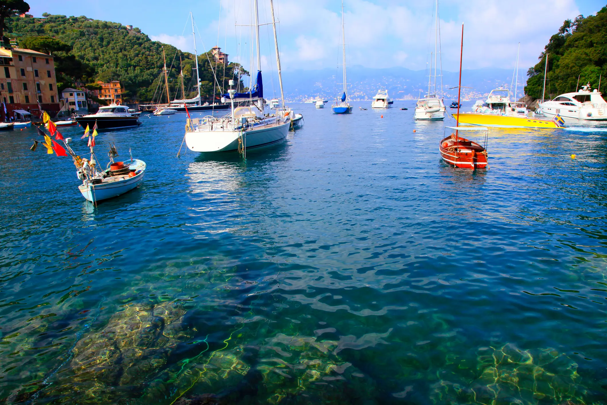 Italien, Ligurien, Portofino Boote stehen in der Bucht von Portofino