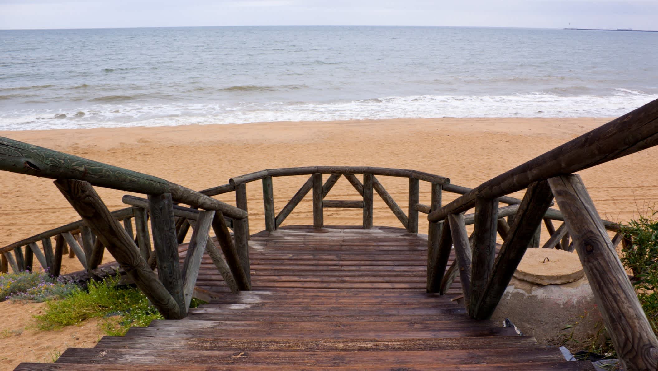 Holztreppe zum Strand von Matalascañas, Andalusien, Spanien. 