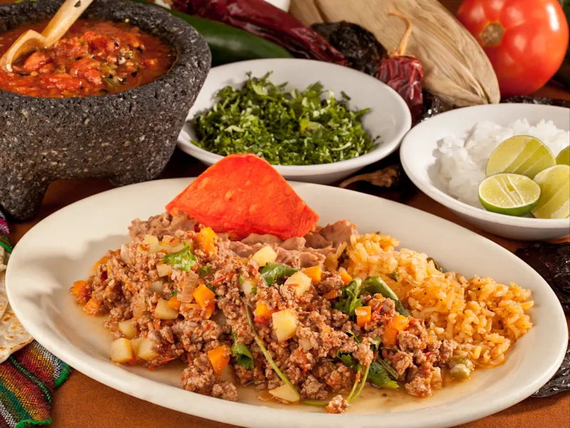 Picadillo, Costa Rica Picadillo ist ein traditionelles costa-ricanisches Gericht aus gewürztem Hackfleisch, Kartoffeln, Karotten und Reis