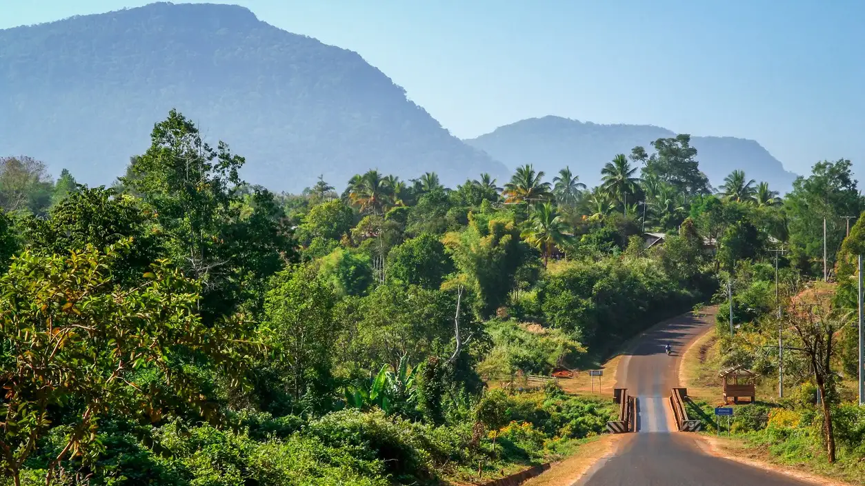 Route traversant le plateau de Bolovens