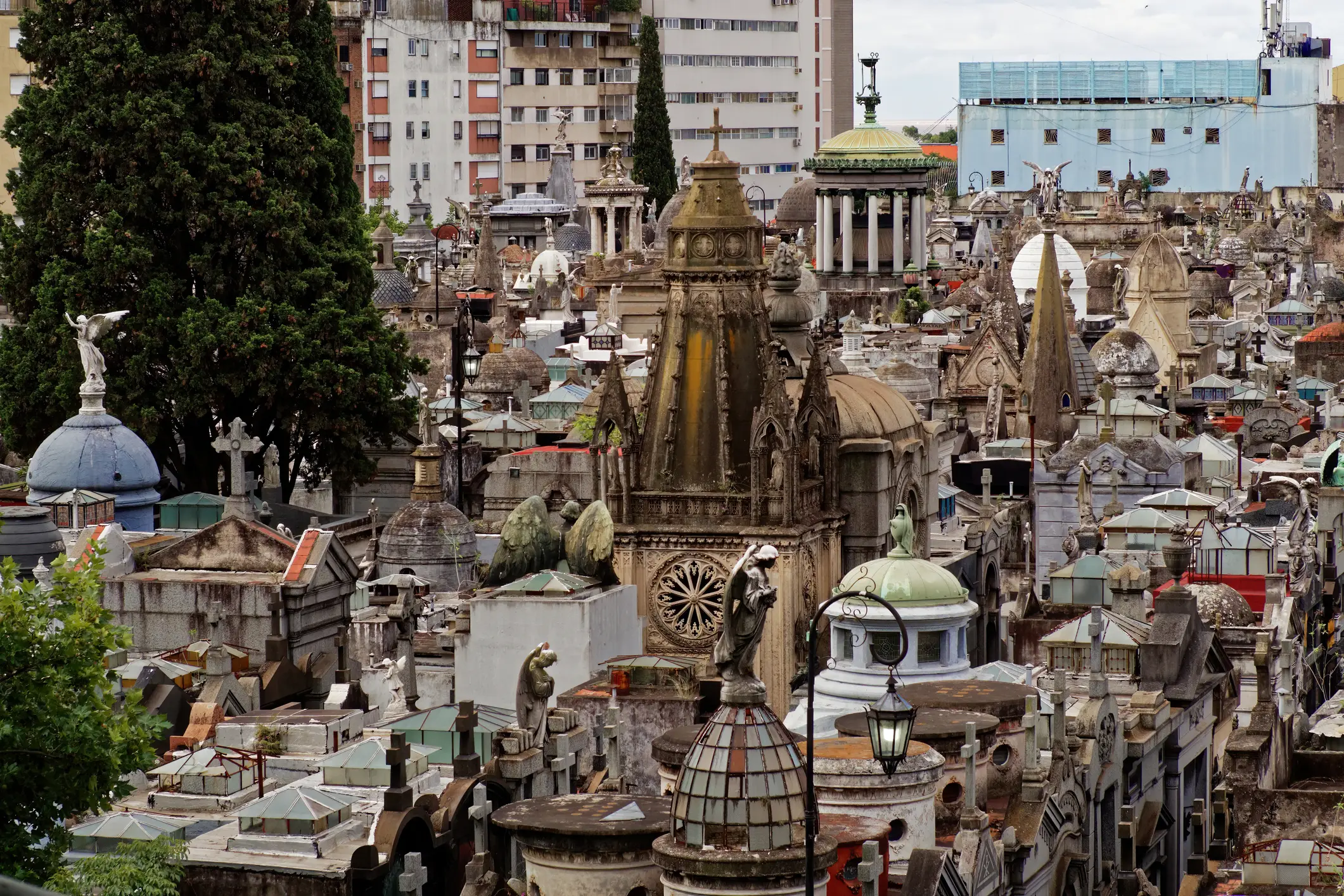 Buenos Aires, Argentinien Historischer Friedhof Recoleta mit verzierten Mausoleen und Statuen, Buenos Aires, Argentinien.