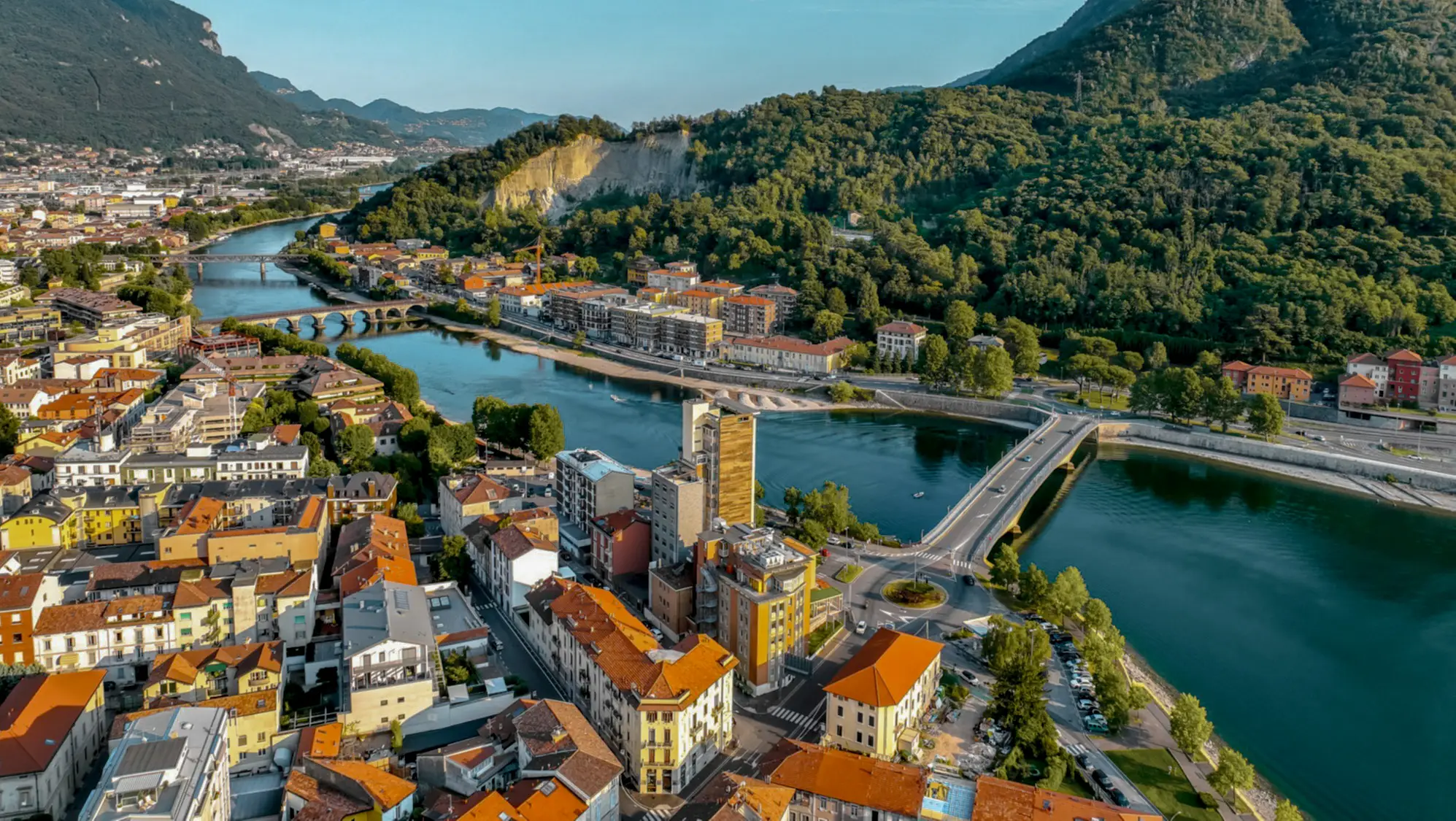 Lecco, Comer See Luftaufnahme der Stadt Lecco am südöstlichen Ufer des Comer Sees in Norditalien