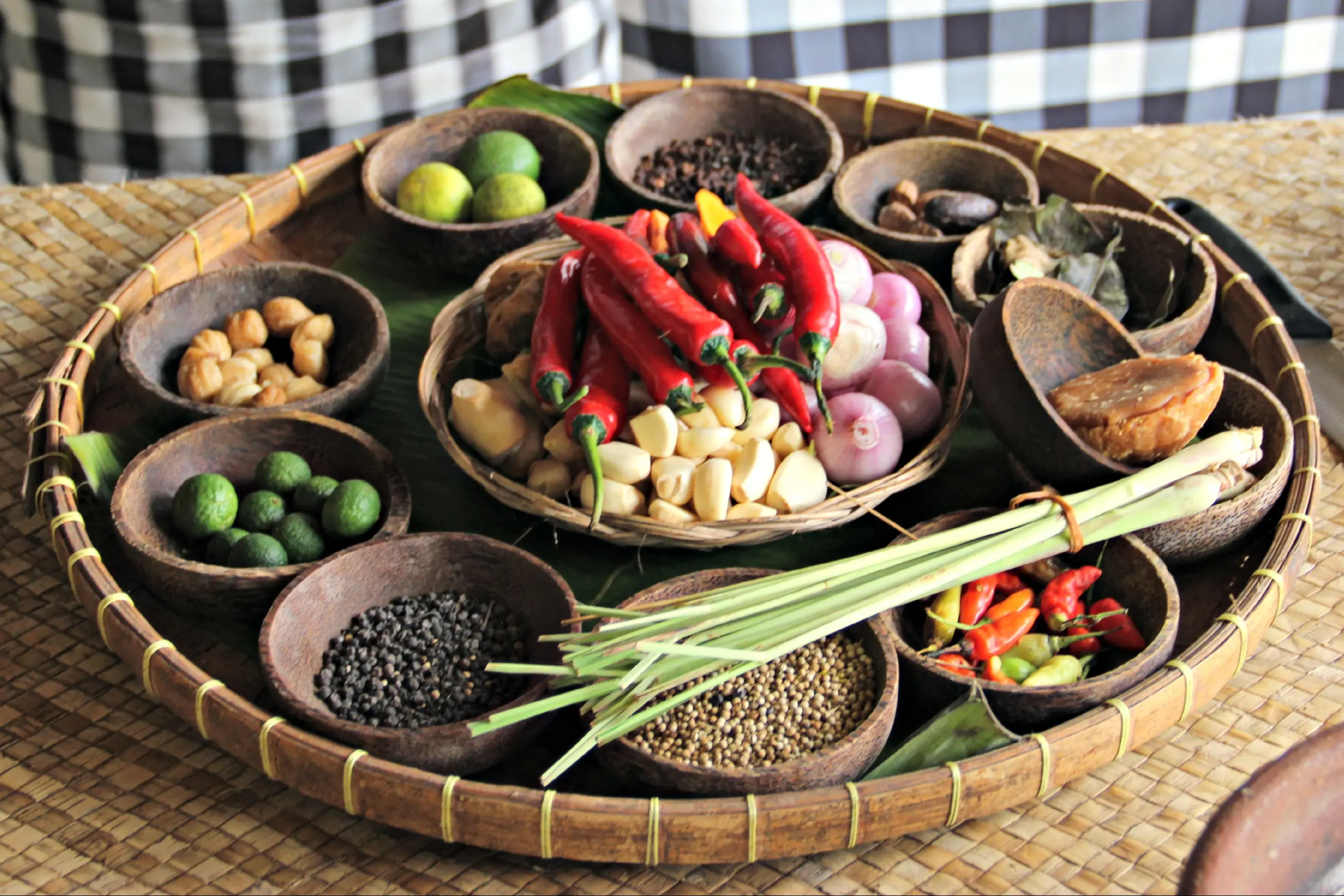 Indonésie, cours de cuisine Plateau d'ingrédients de cuisine indonésienne