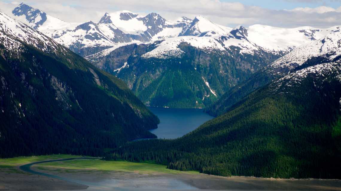 Luftaufnahme des Küstengebirges im Südosten Alaskas, USA