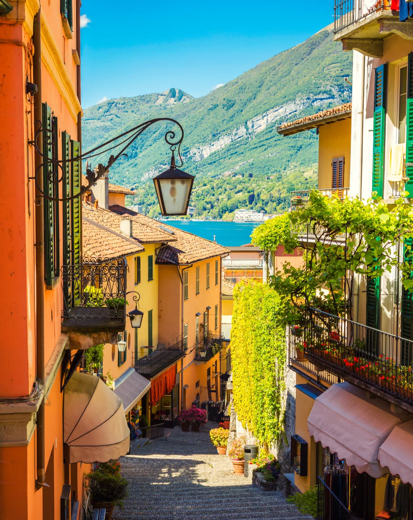 Rue pittoresque et colorée de la vieille ville de Bellagio, Lac de Côme, en Italie.