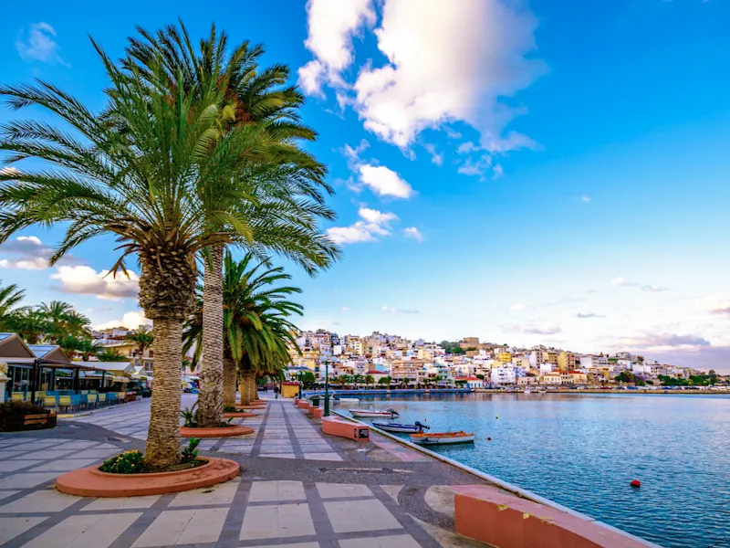 Crète Port de Sitia, Grèce Le port pittoresque de Sitia en Crète, Grèce, connu pour son atmosphère détendue et sa vue imprenable sur la mer et les montagnes environnantes.