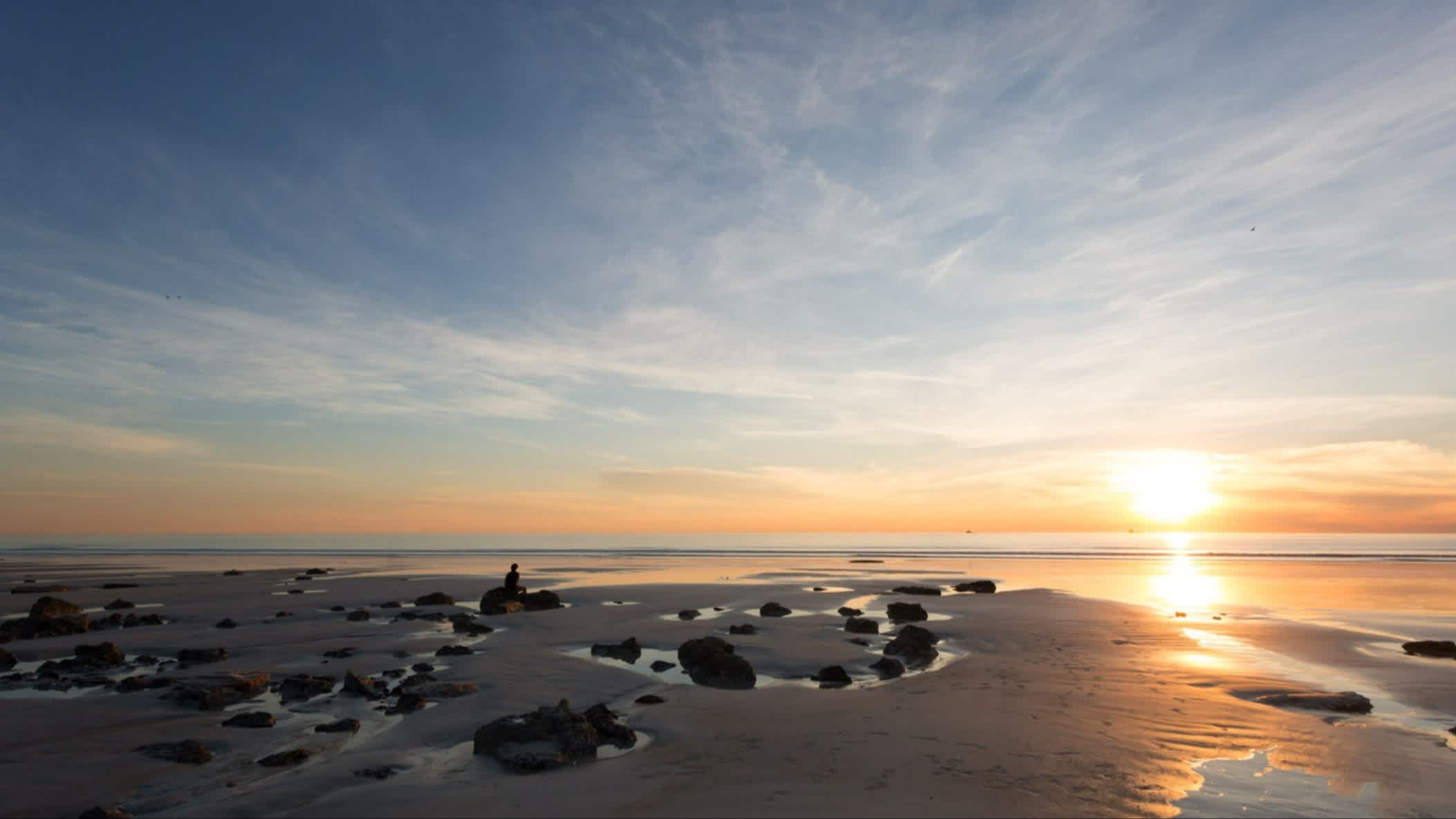 Un beau coucher de soleil à marée basse sur Cable Beach en Australie occidentale.