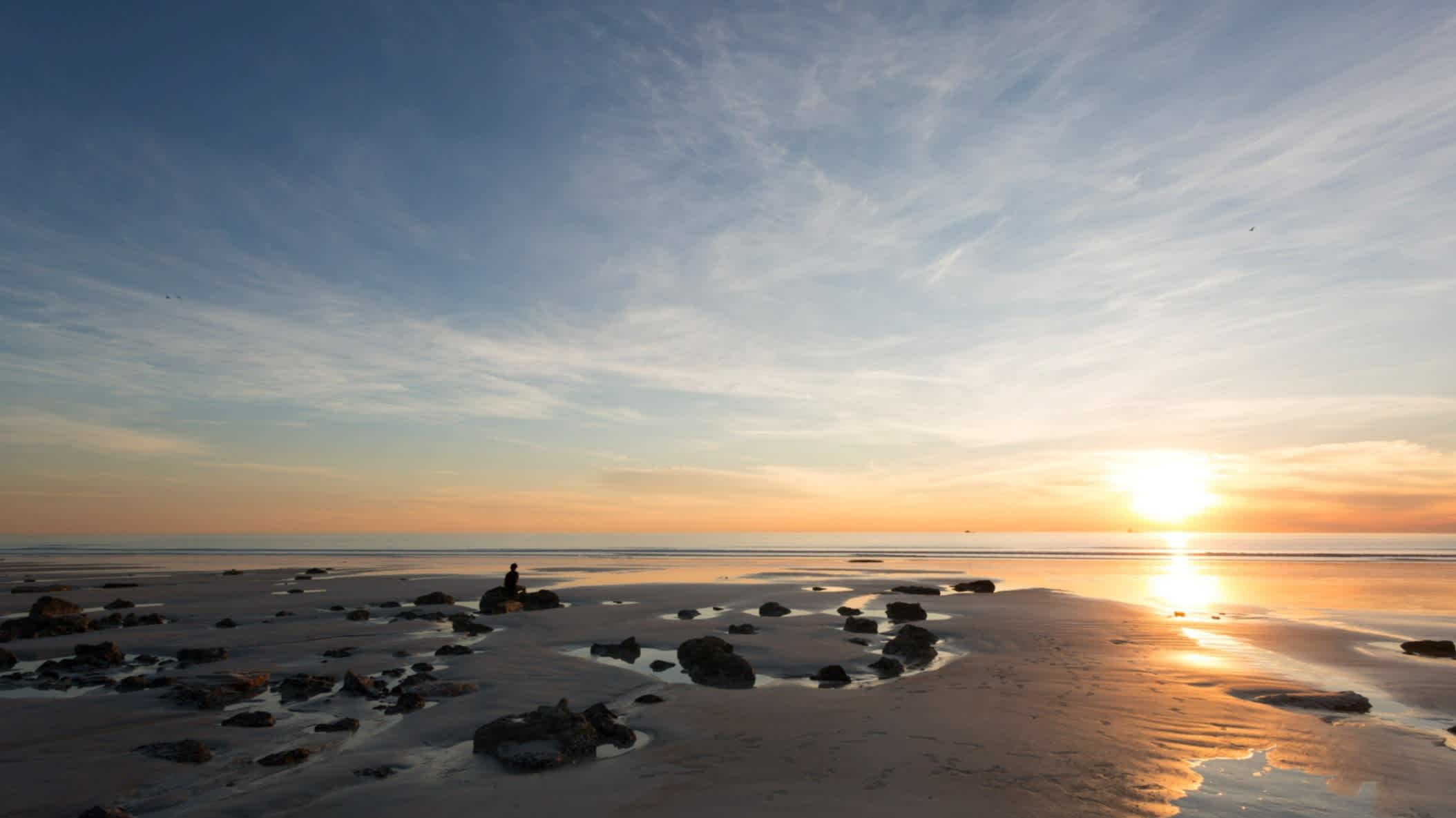 Ein schöner Sonnenuntergang bei Ebbe am Cable Beach in Westaustralien.