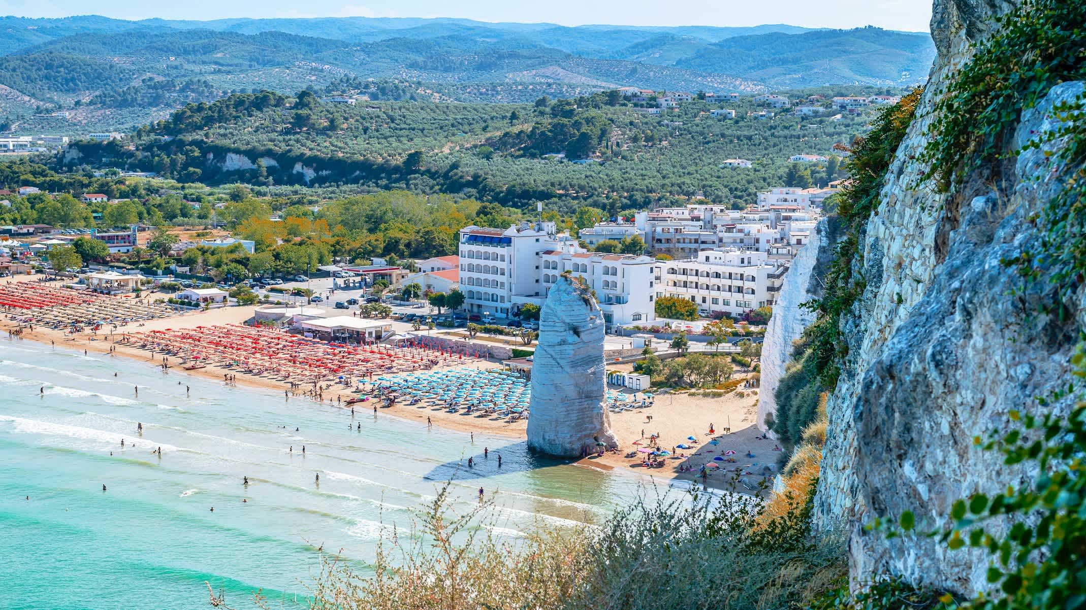 Pizzomunno rocher et plage à Vieste, Italie C'est la plage la plus célèbre de Vieste. La plage est appelée Pizzomunno, en raison du grand monolithe de calcaire blanc qui se dresse près de la falaise.