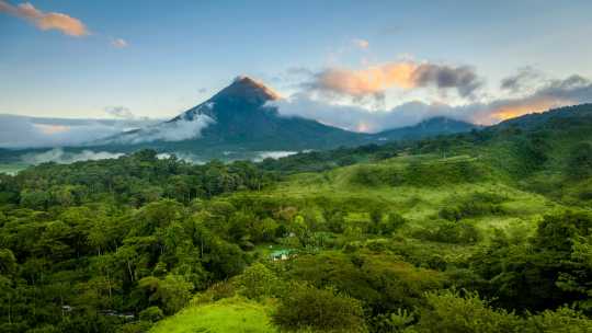 Der Vulkan Arenal bei Sonnenuntergang in der Region Monteverde, Costa Rica.