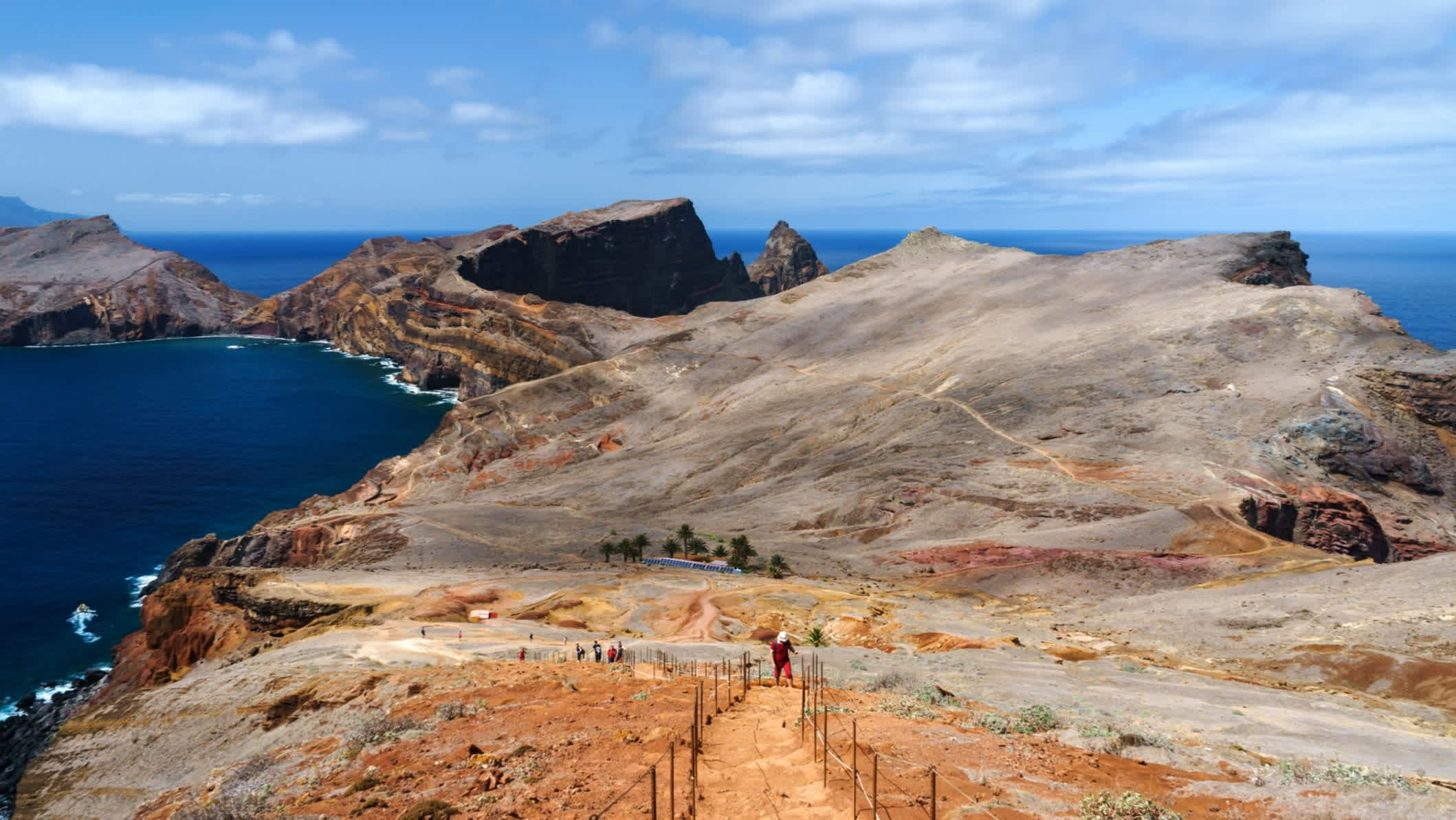 Personne sur un sentier de randonnée face au paysage de Ponta de Sao Lourenco et de l'océan Atlantique, à Madère, au Portugal