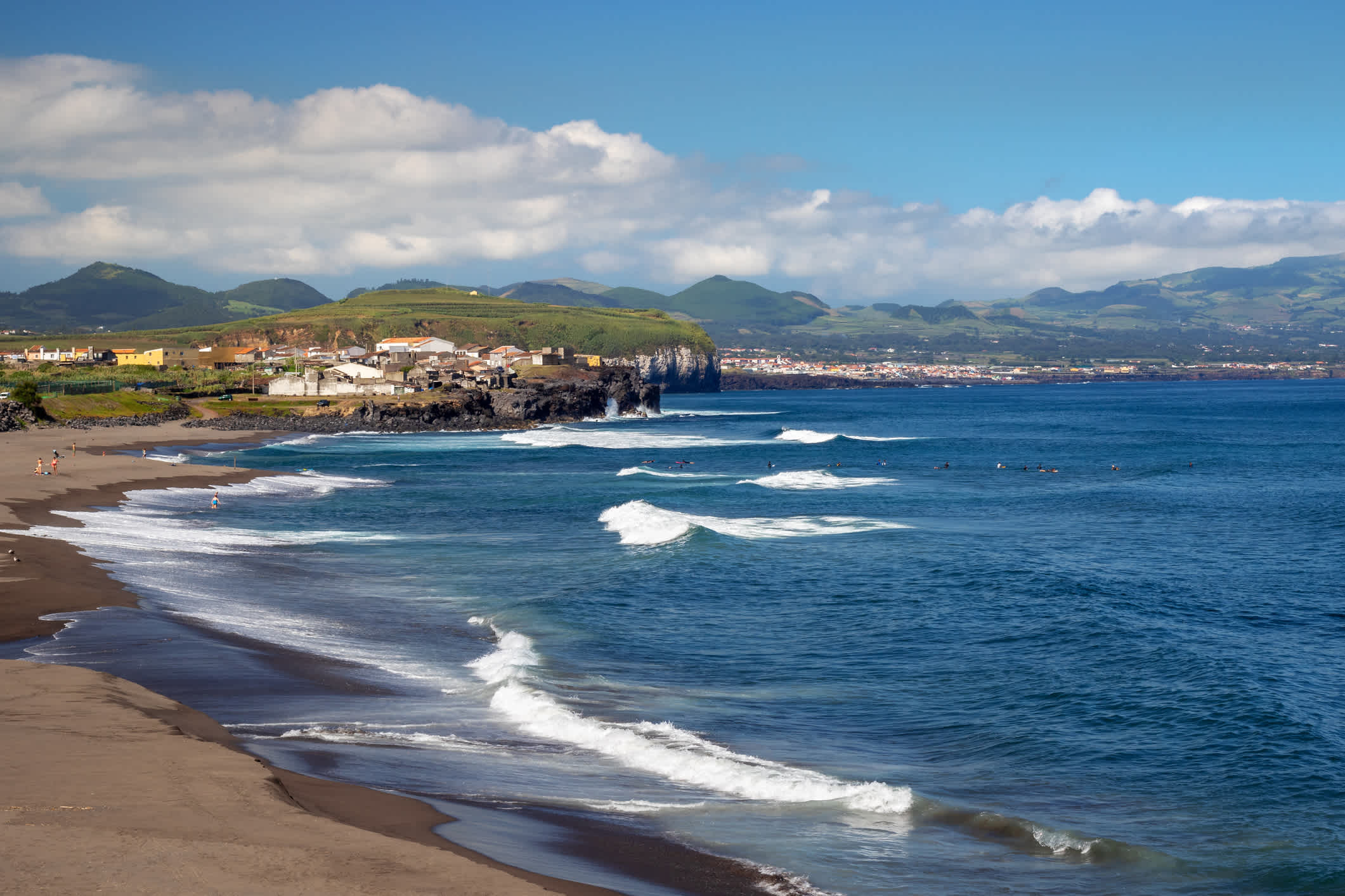 Der Aussicht auf die Atlantikküste und die Stadt Ribeira Grande, Insel Sao Miguel, Azoren, Portugal


