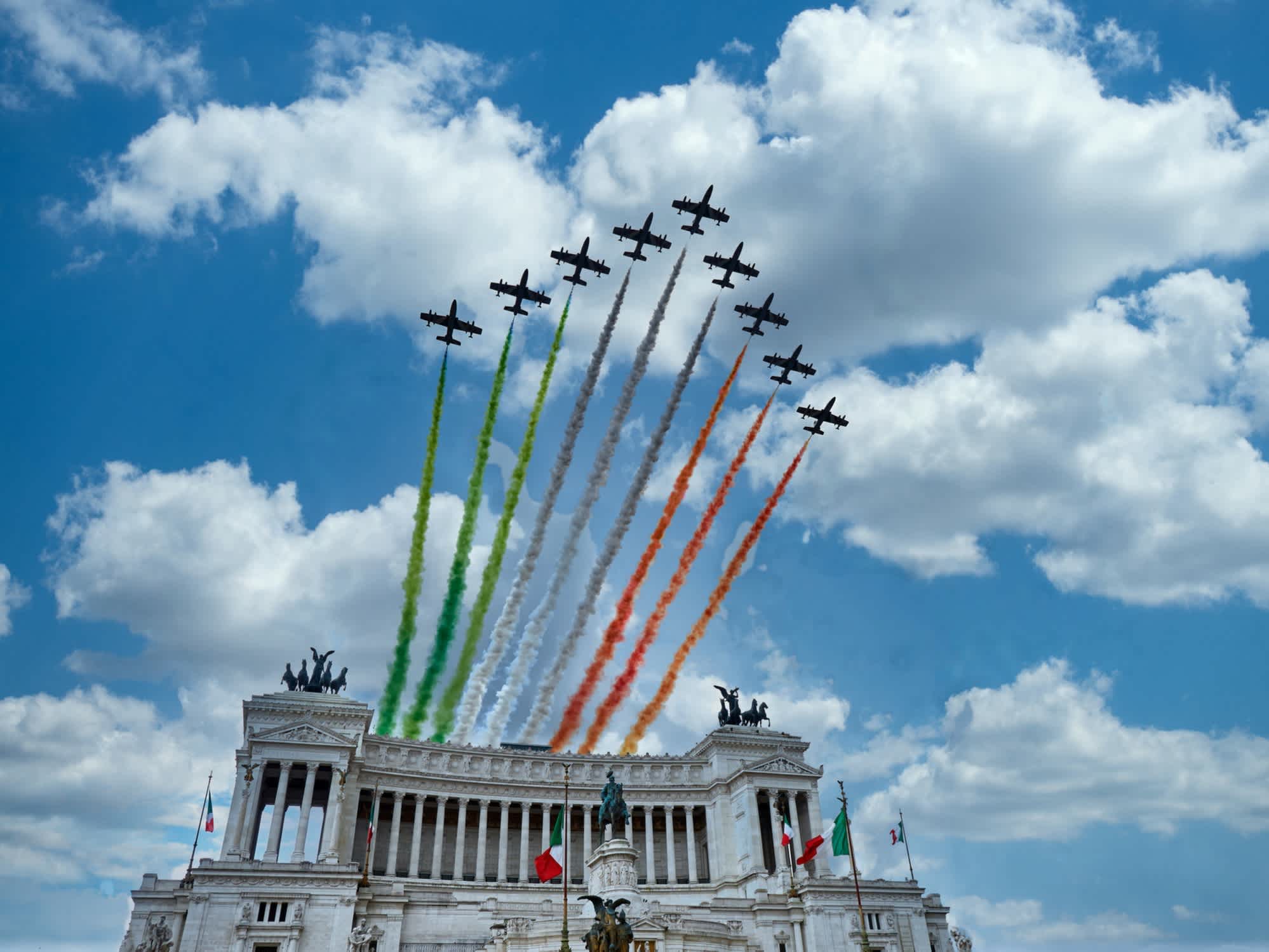 Italienische Nationalrepublik Tag Air Show Kunstflug Team frecce tricolore fliegen über altare della patria in Rom, Italien
