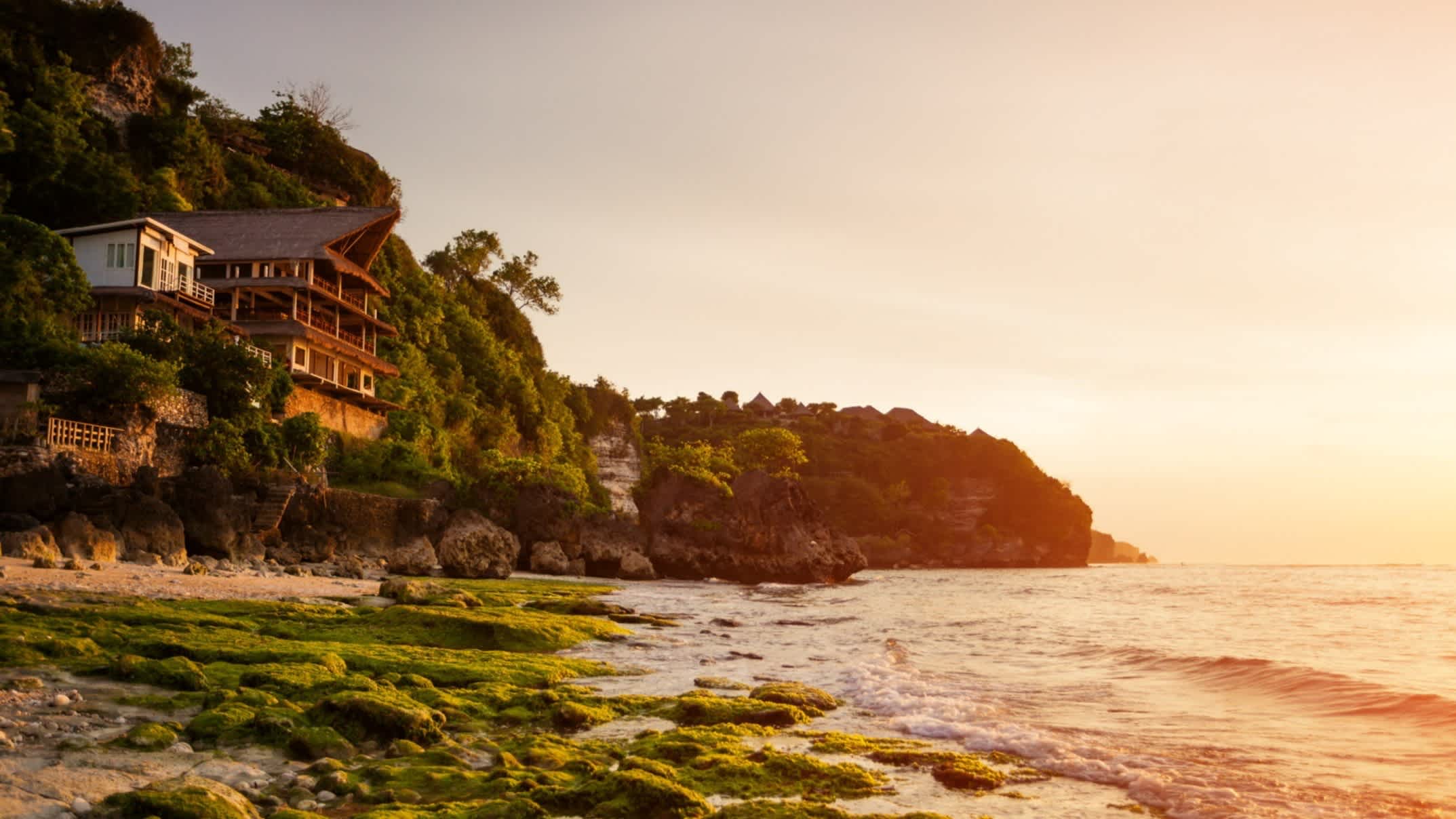 Mer au coucher du soleil avec maison sur la falaise, plage de Bingin en Indonésie