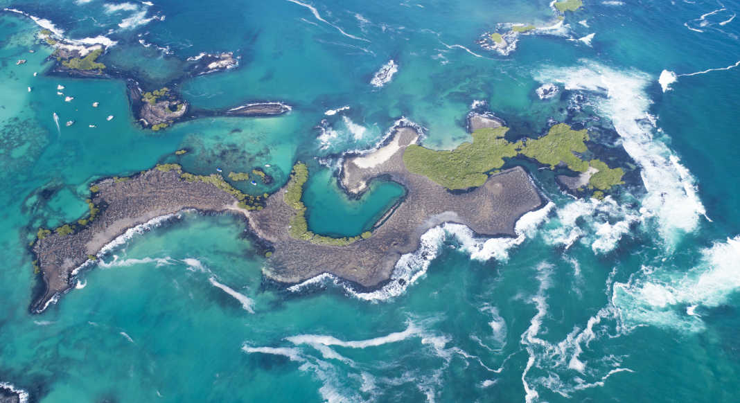 Vue aérienne de la belle Las Tintoreras, Isla Isabela, Iles Galapagos, Équateur