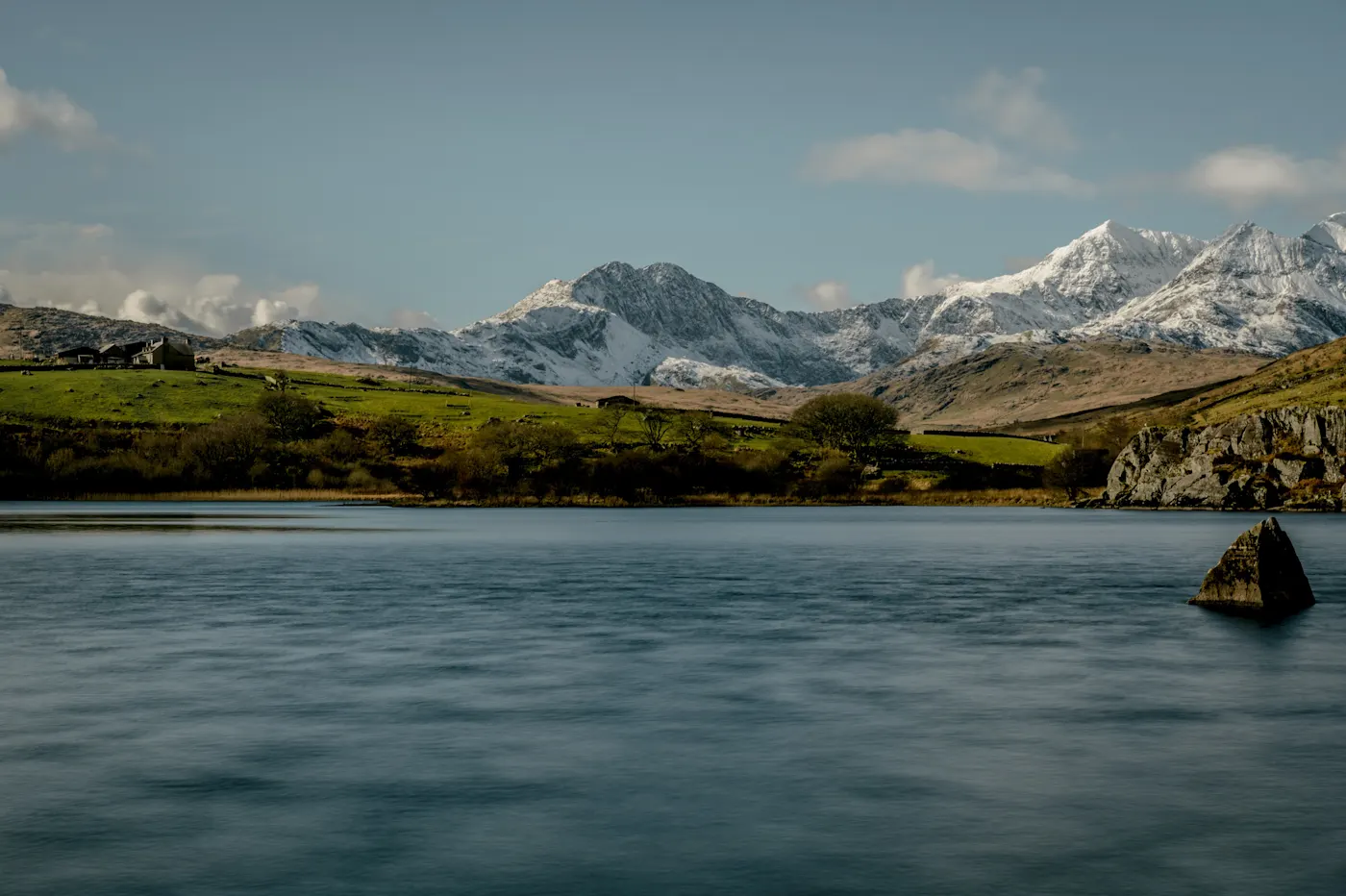 Panorama von Llynnau Mymbyr Seen in Dyffryn Mymbyr, Wales, Großbritannien.