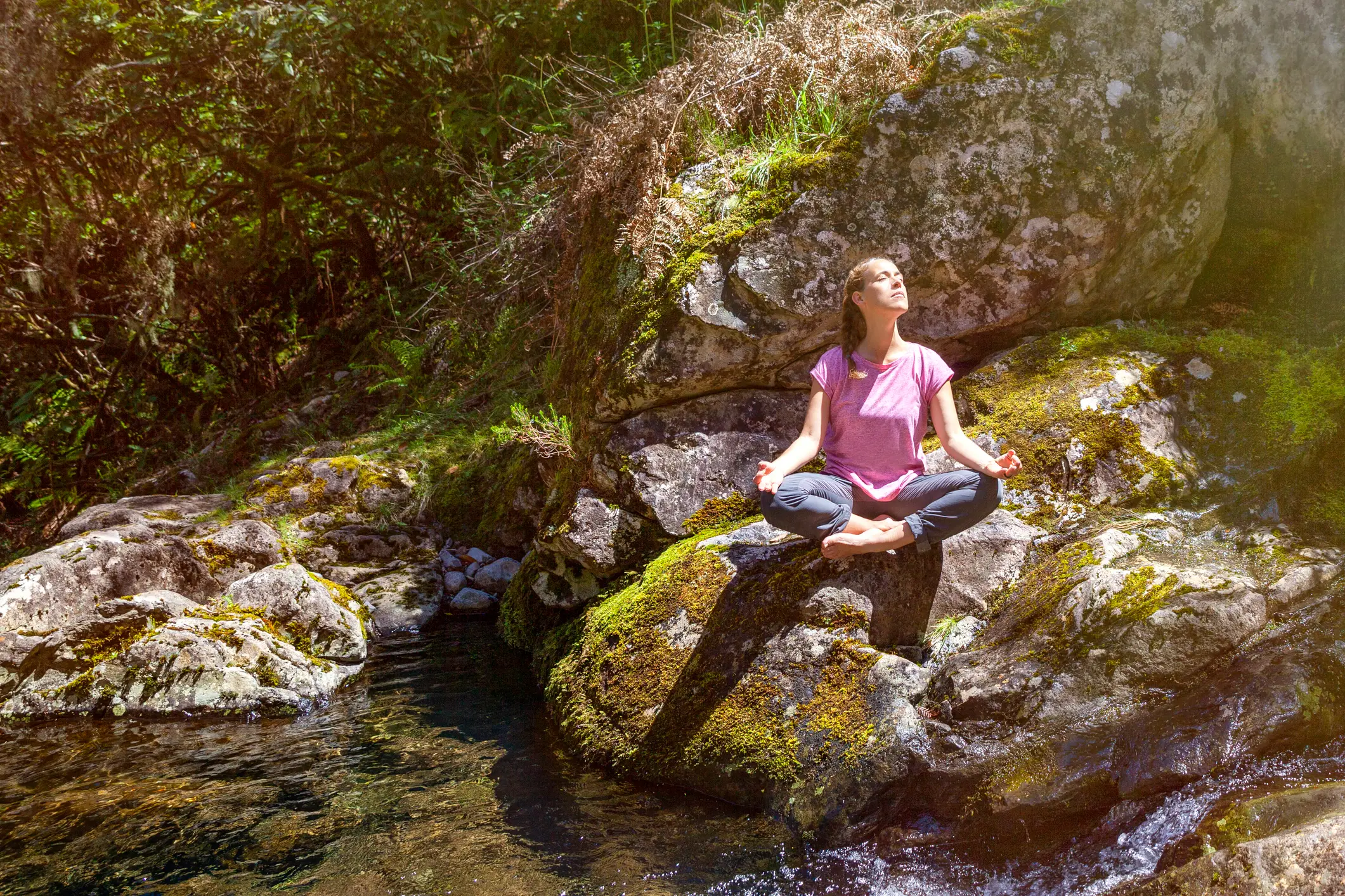 Yoga Frau macht Yoga in freier Wildbahn