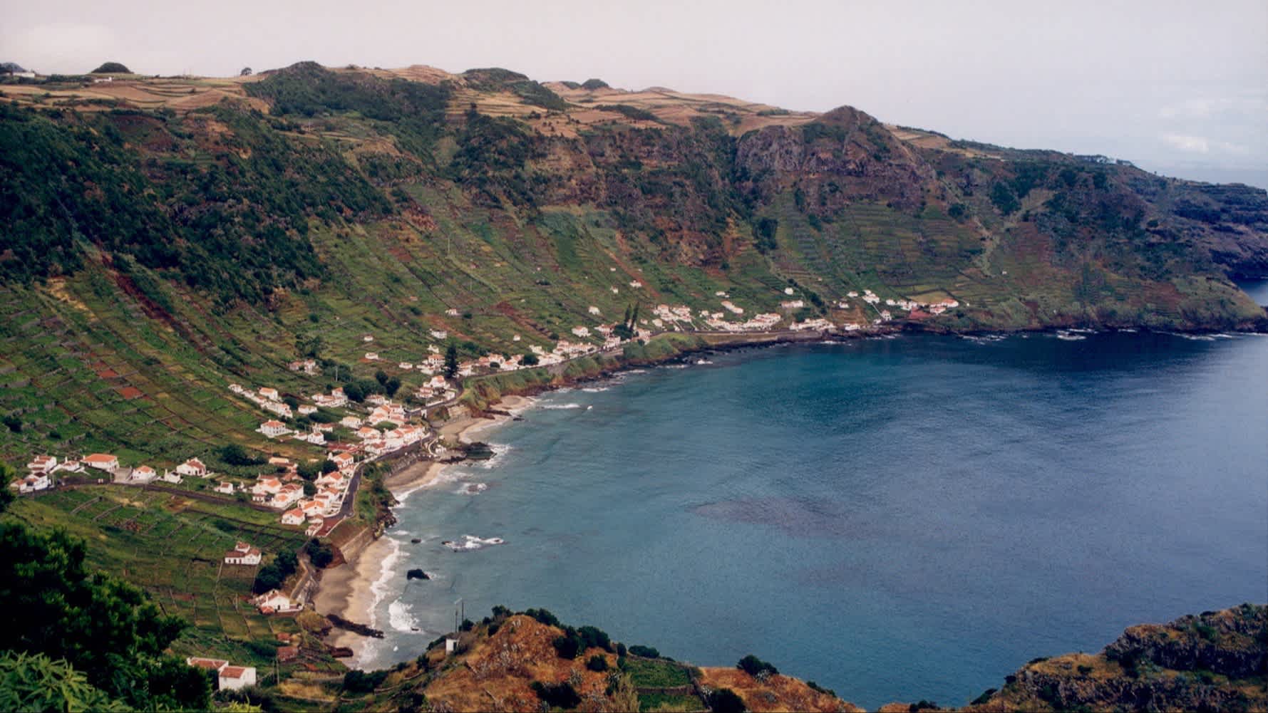 Panoramaaufnahme aus der Luft von São Lourenço Bucht, Santa Maria Island, Azores, Portugal. 