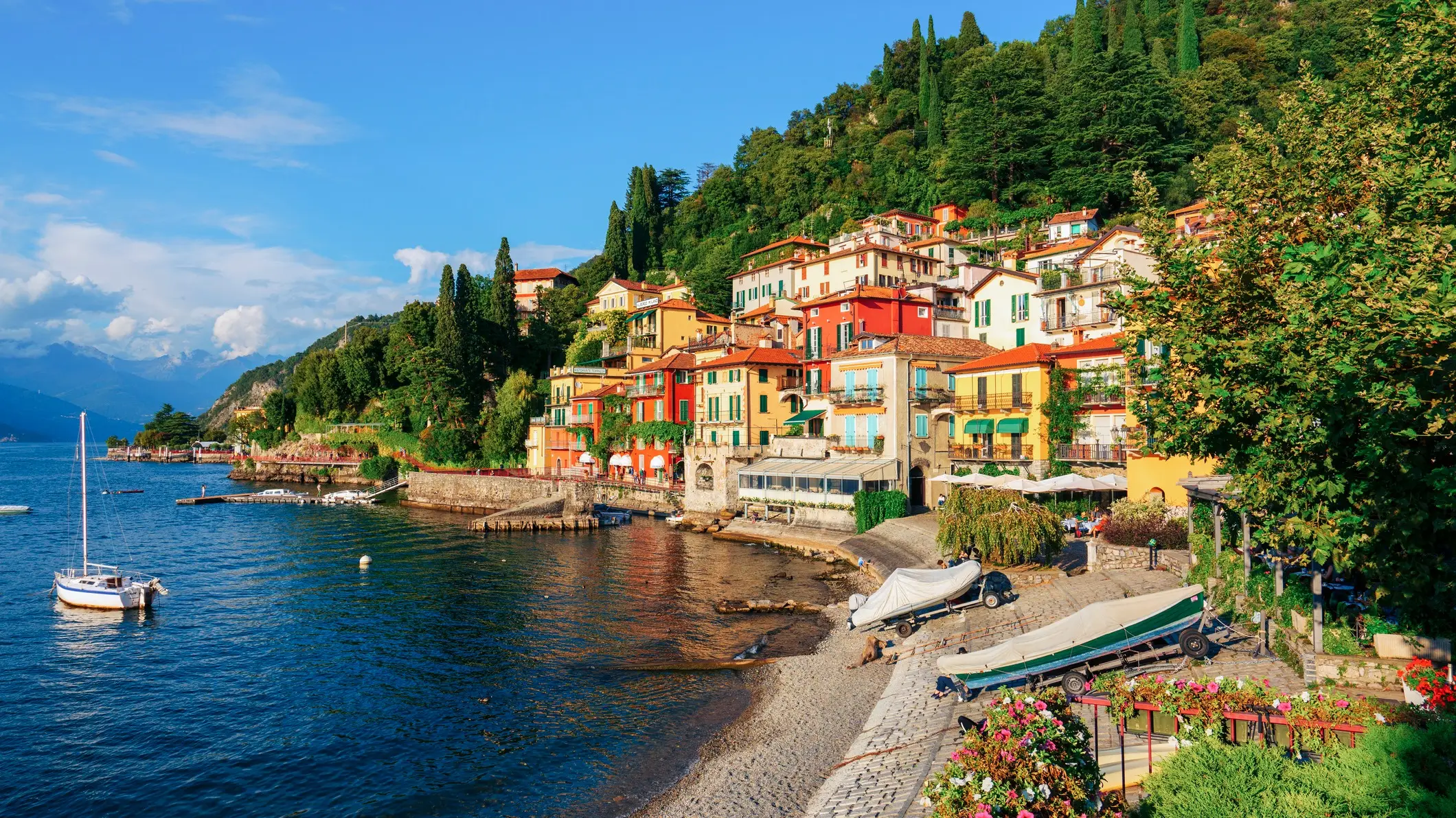 Varenna, lac de Côme Vue sur les bâtiments colorés au bord du lac de Côme, en Italie.