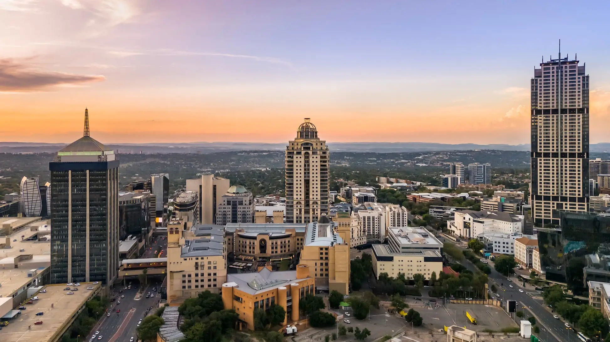 Vue d'horizon au coucher du soleil de la skyline de Johannesburg