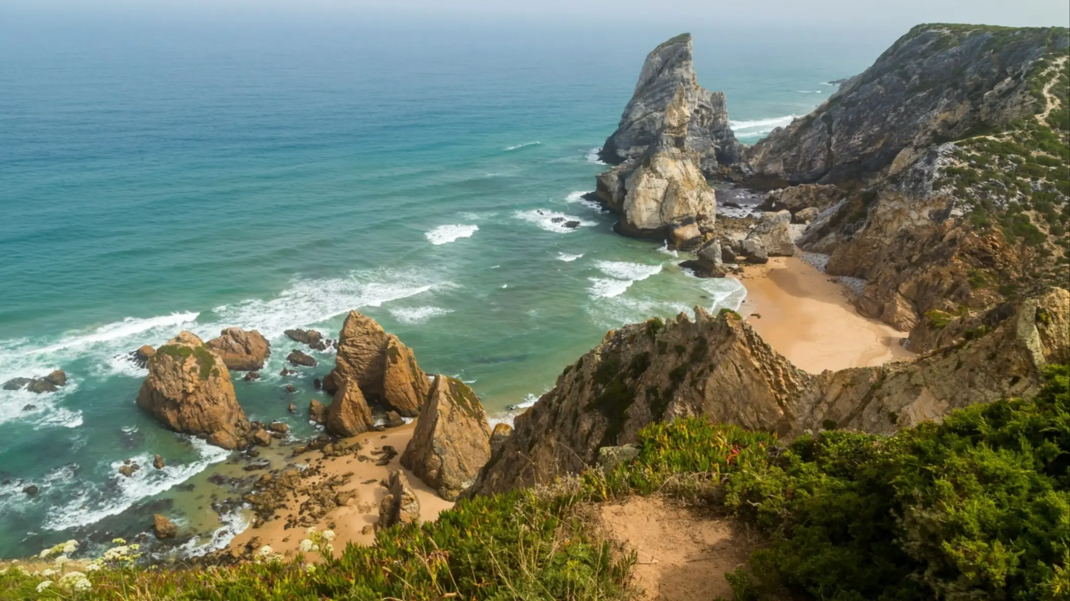 Praia da Ursa, Sintra, Portugal Luftaufnahme der Felsen an der Praia da Ursa in Sintra, Portugal bei schönem Wetter.