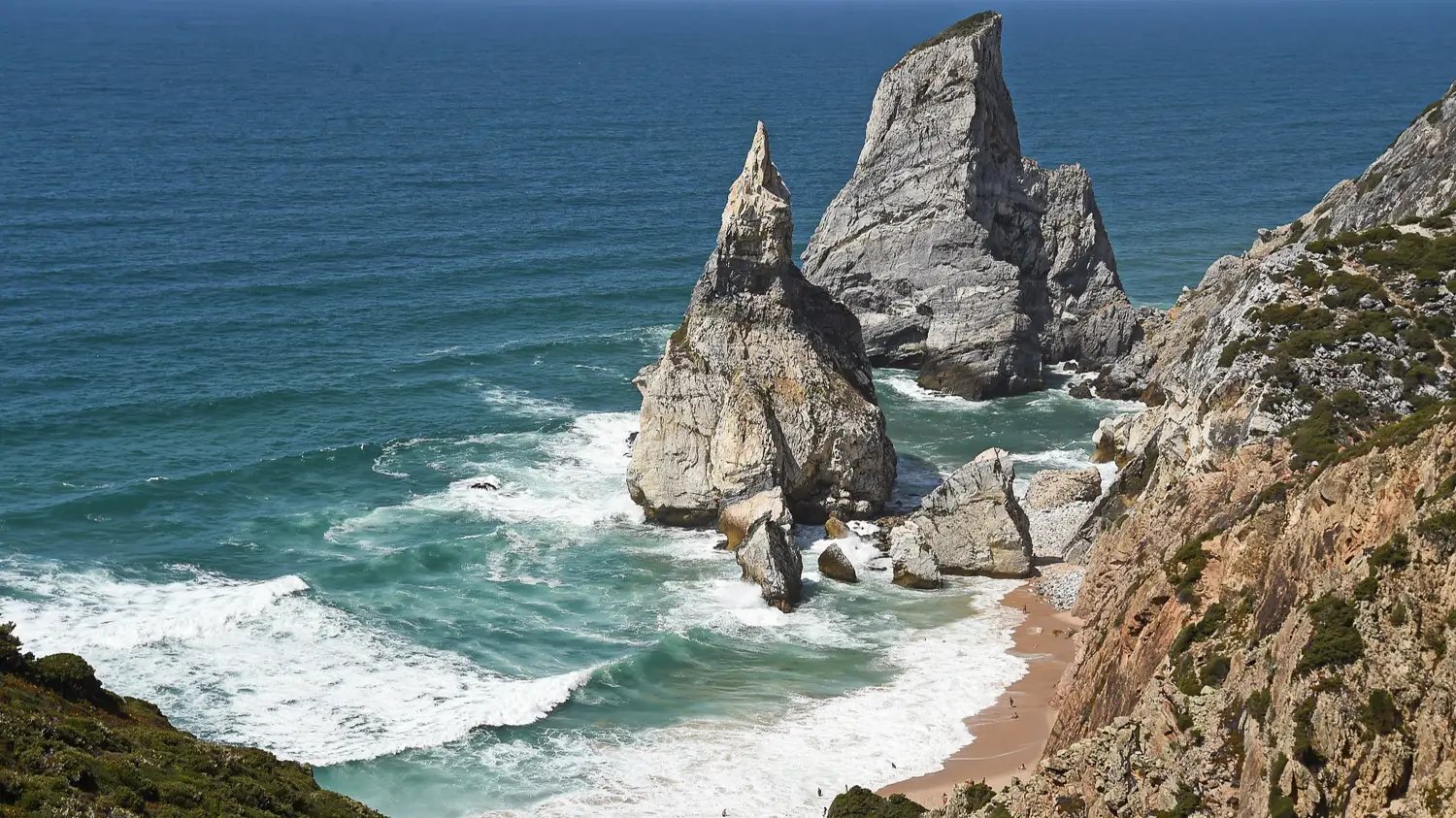 Luftaufnahme der Felsen an der Praia da Ursa in Sintra, Portugal bei schönem Wetter.
