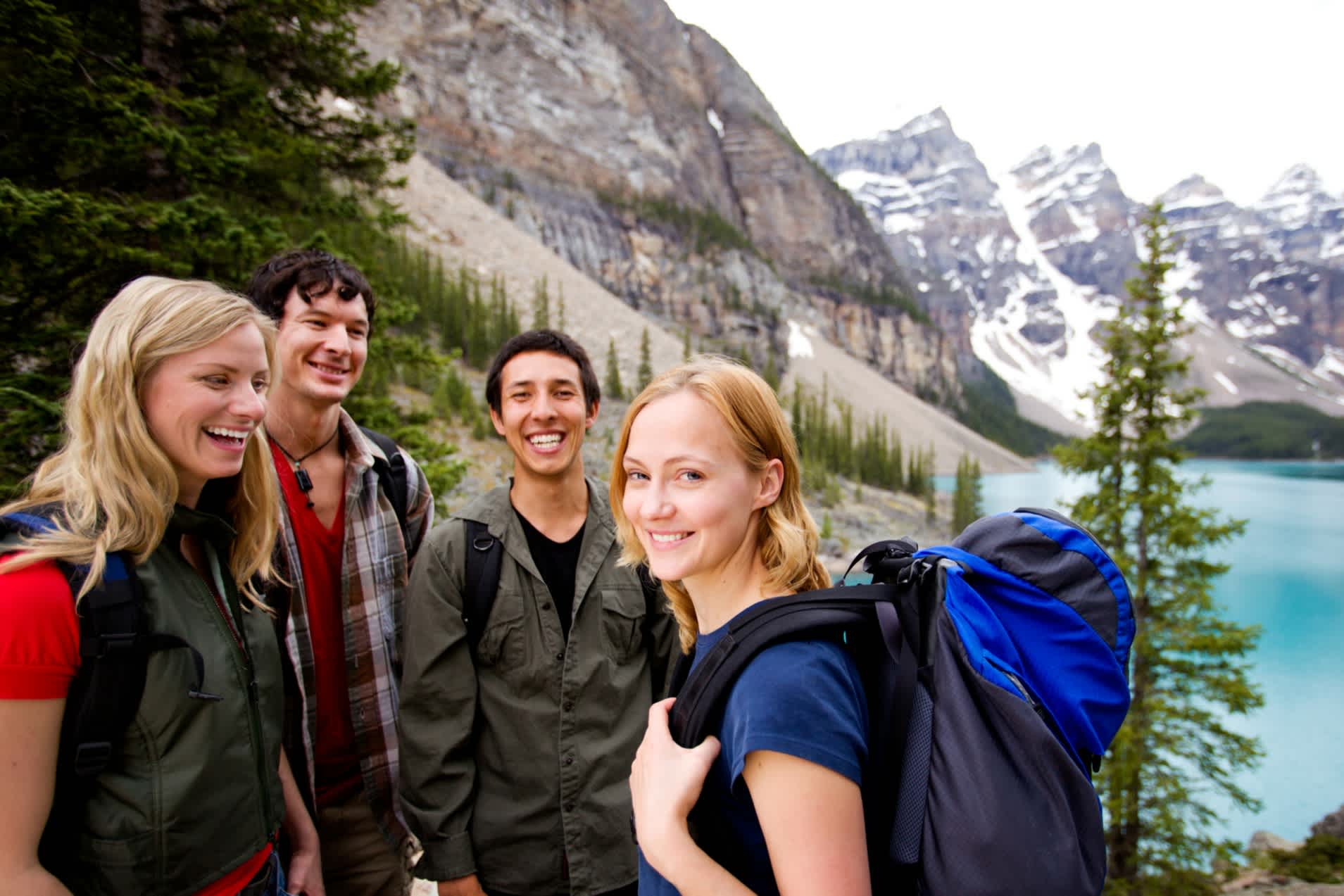 Eine Gruppe von Freunden auf einem Wanderausflug in den Bergen Kanadas.
