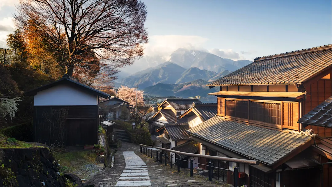 Magome-juku Stadt bei Sonnenaufgang im Frühling, Japan 