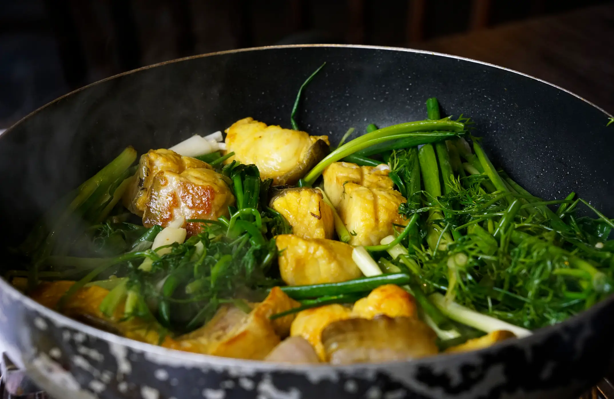 Nationalgerichte, Vietnam, Cha Ca Köstlicher Kurkuma-Fisch im Topf mit frischem Grün