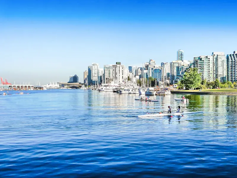 Canada, Colombie-Britannique, Vancouver Un paysage urbain moderne avec une ligne d'horizon et un port animé à Vancouver, Colombie-Britannique, Canada.
