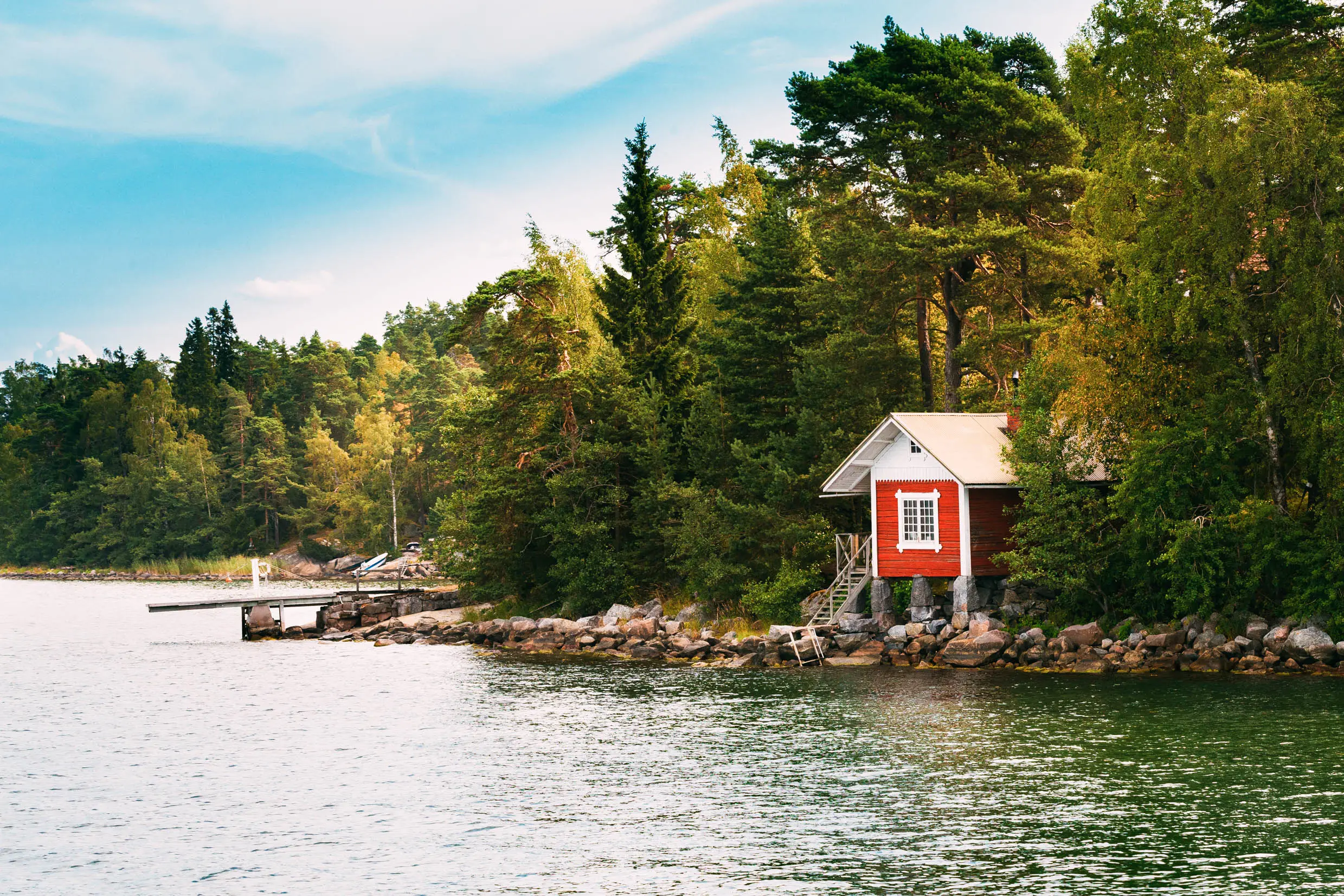 Kleine Holzhütte mit finnischer Sauna auf einer Insel im Herbst