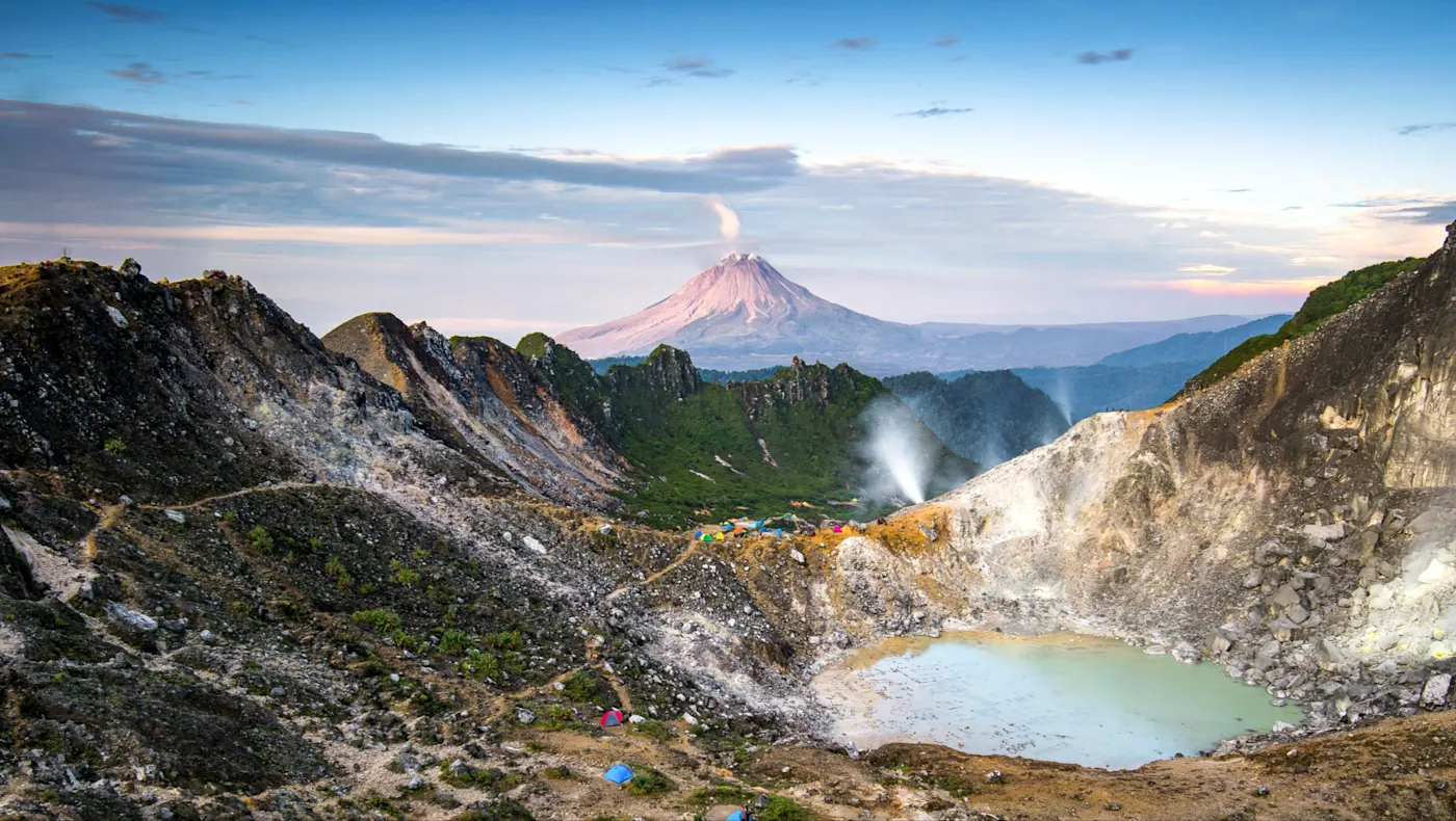 Indonesien, Berastagi, Sumatra, Vulkan Aktiver Vulkan mit rauchendem Krater und Zeltlager, Berastagi, Sumatra, Indonesien.