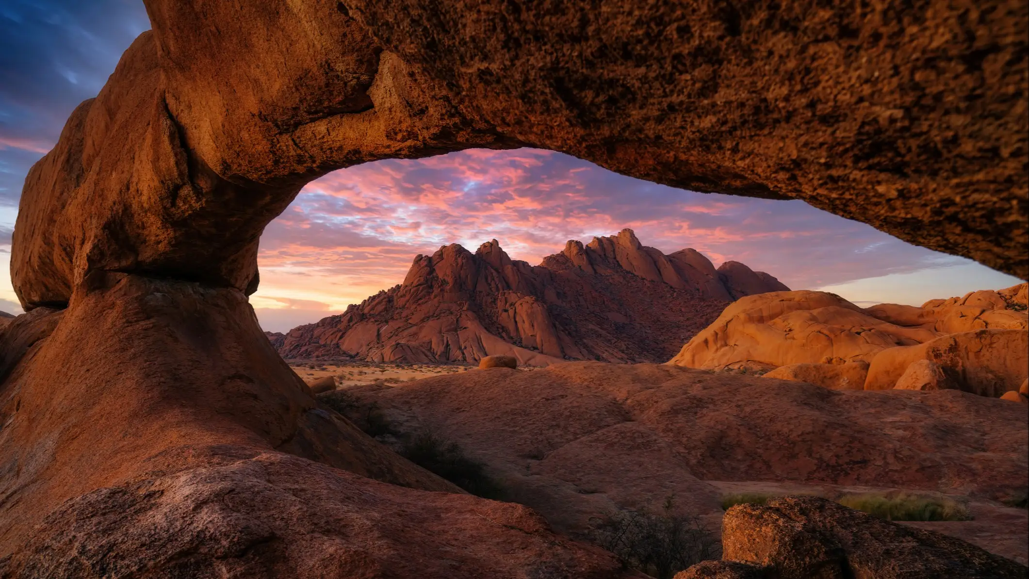 Dramatischer Sonnenuntergang über der Spitzkoppe in Namibia