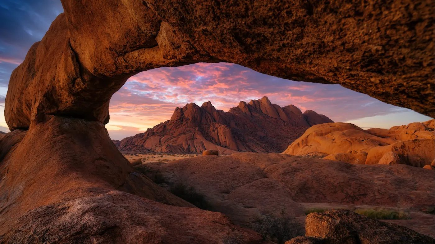 Spitzkoppe, Namibia Dramatischer Sonnenuntergang über der Spitzkoppe in Namibia