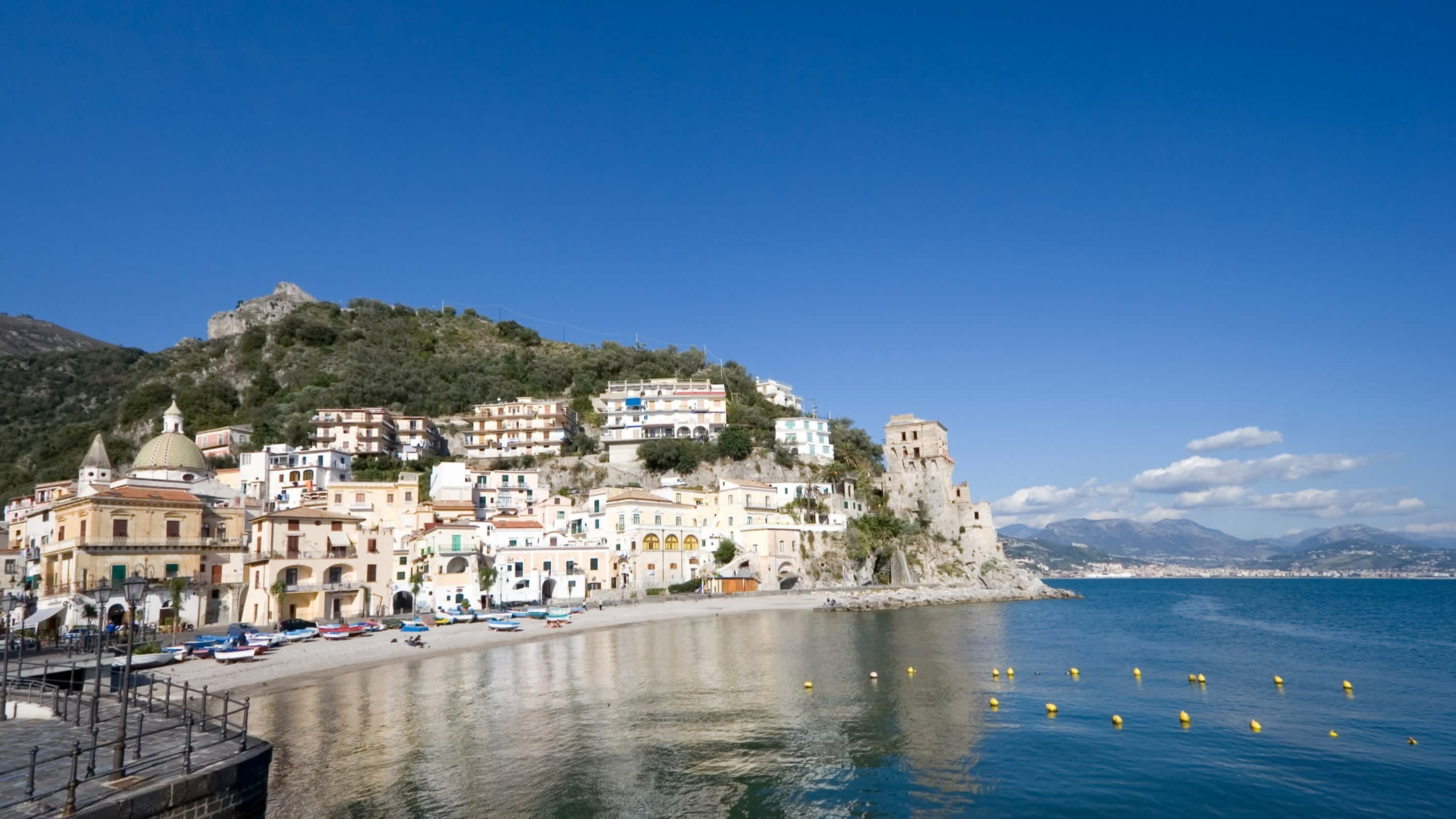 Vue sur la baie de la Spiaggia di Cetara avec collines en arrière-plan et façades de maisons, sur la côte Amalfitaine, en Italie. 