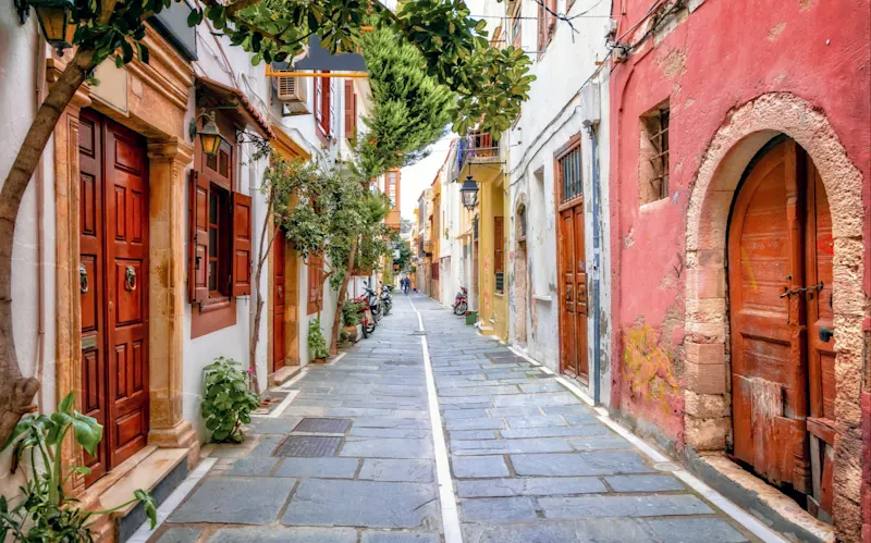 Kreta, Straße Traditionelle Straßenrestaurants und Straßen Griechenlands auf der Insel Kreta.