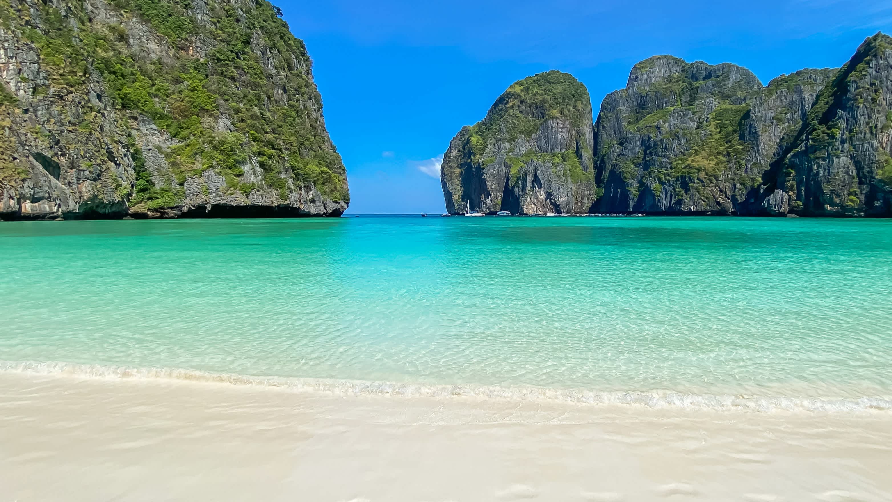 Wunderschöne Landschaft des Maya Bay Strandes auf Phi Phi Insel, Krabi, Thailand.