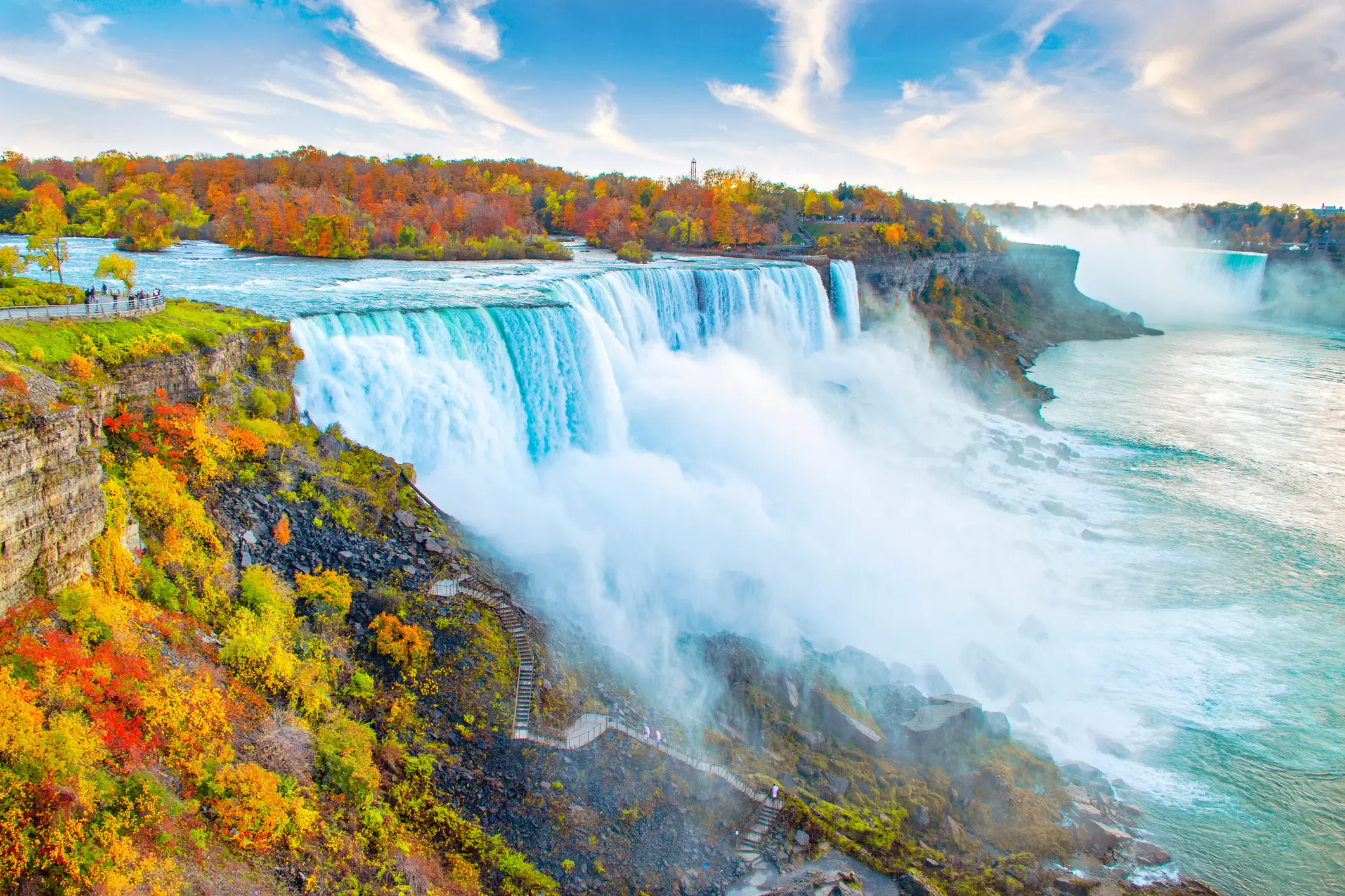 Ontario, Canada, Chutes du Niagara Le panorama des chutes du Niagara avec les couleurs automnales des feuilles, Ontario, Canada.